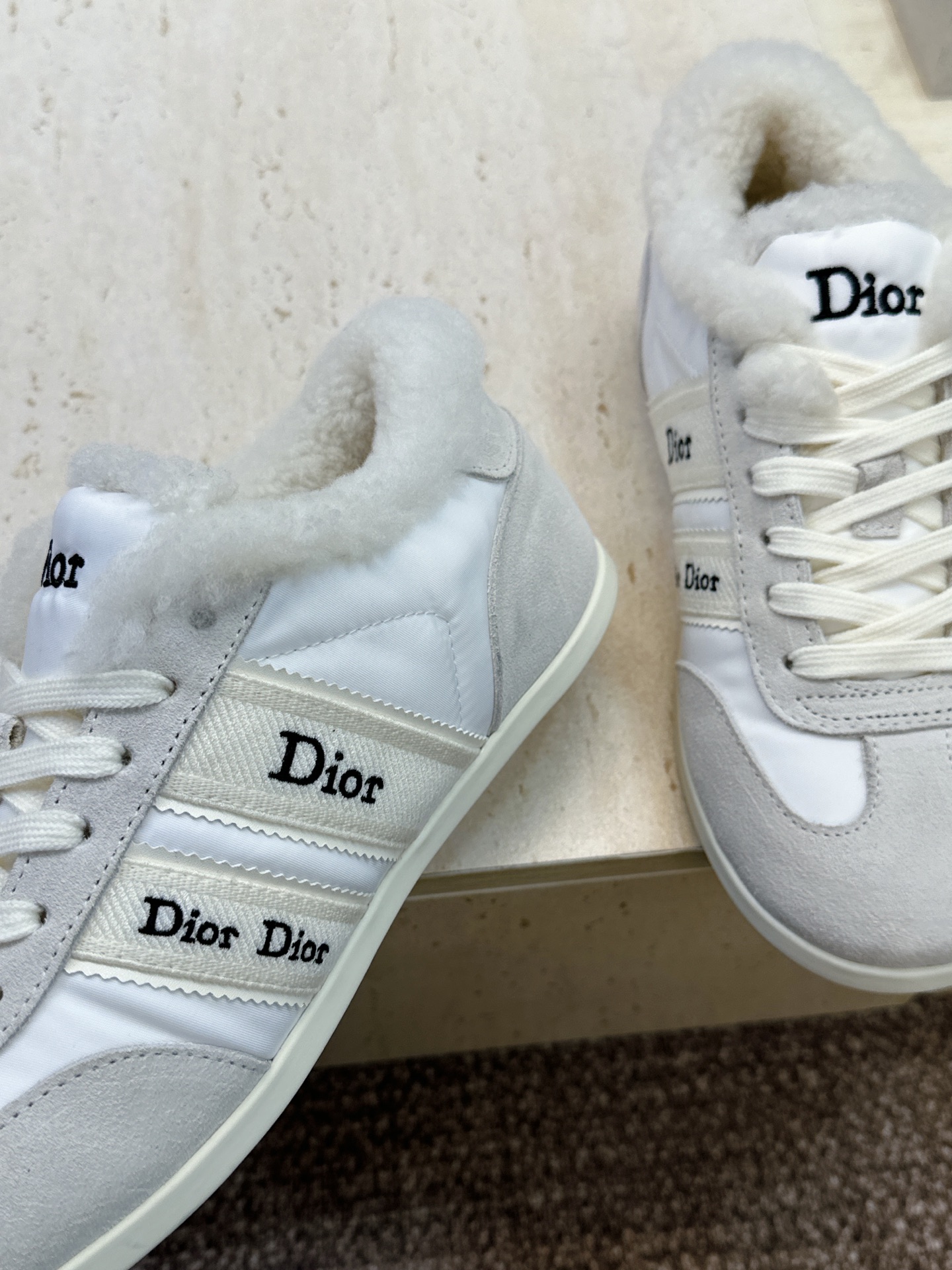 迪奥 Dior 2026秋冬新款Ribbon系带休闲运动羊羔毛小白鞋 CD字母logo织带平底圆头拼色阿甘德训鞋 材质 迪奥 Dior 2026秋冬新款Ribbon系带休闲运动羊羔毛小白鞋 CD字母logo织带平底圆头拼色阿甘德训鞋 材质