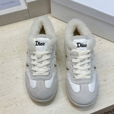 迪奥 Dior 2026秋冬新款Ribbon系带休闲运动羊羔毛小白鞋 CD字母logo织带平底圆头拼色阿甘德训鞋 材质 迪奥 Dior 2026秋冬新款Ribbon系带休闲运动羊羔毛小白鞋 CD字母logo织带平底圆头拼色阿甘德训鞋 材质