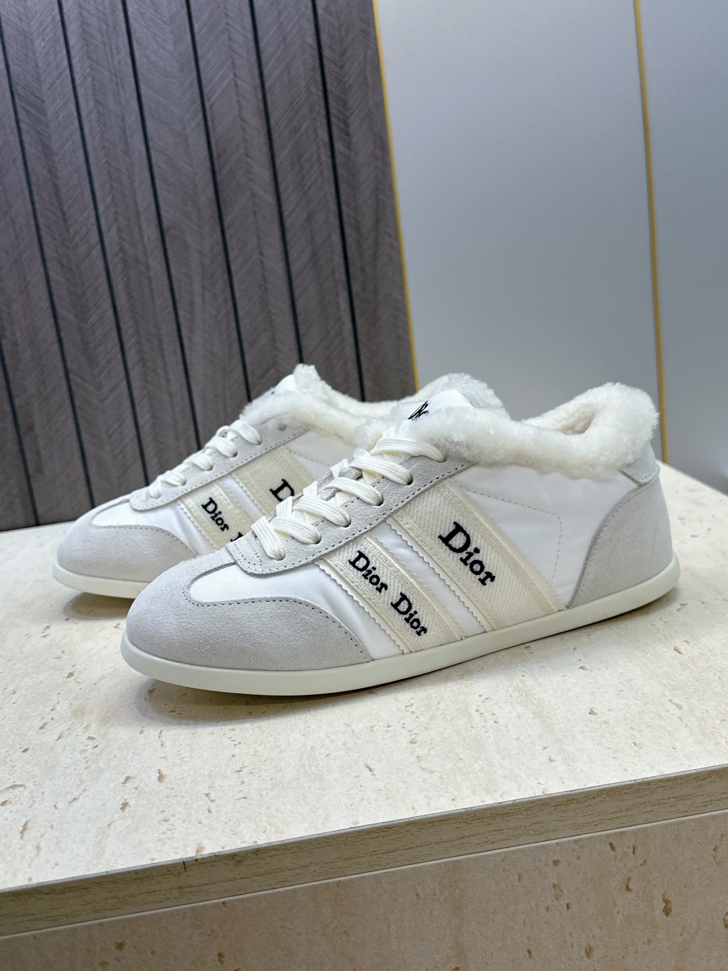 迪奥 Dior 2026秋冬新款Ribbon系带休闲运动羊羔毛小白鞋 CD字母logo织带平底圆头拼色阿甘德训鞋 材质 迪奥 Dior 2026秋冬新款Ribbon系带休闲运动羊羔毛小白鞋 CD字母logo织带平底圆头拼色阿甘德训鞋 材质