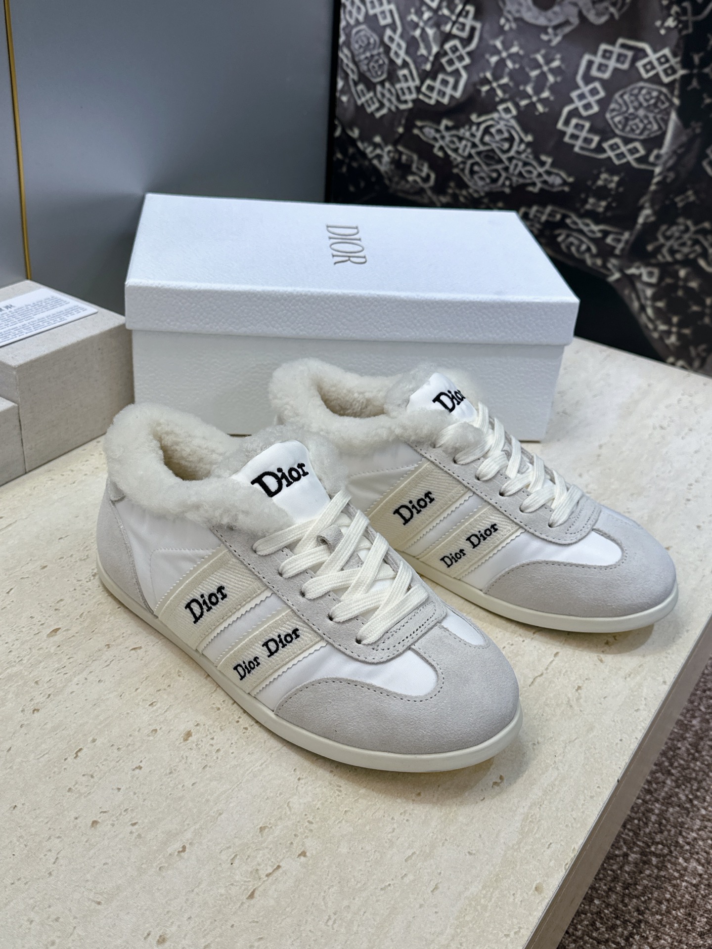 迪奥 Dior 2026秋冬新款Ribbon系带休闲运动羊羔毛小白鞋 CD字母logo织带平底圆头拼色阿甘德训鞋  材质