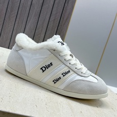 迪奥 Dior 2026秋冬新款Ribbon系带休闲运动羊羔毛小白鞋 CD字母logo织带平底圆头拼色阿甘德训鞋 材质 迪奥 Dior 2026秋冬新款Ribbon系带休闲运动羊羔毛小白鞋 CD字母logo织带平底圆头拼色阿甘德训鞋 材质