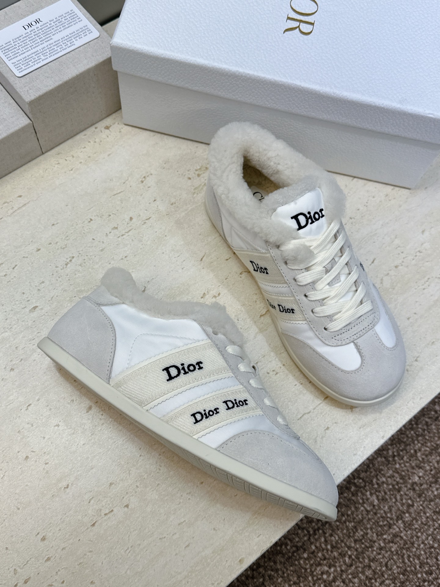 迪奥 Dior 2026秋冬新款Ribbon系带休闲运动羊羔毛小白鞋 CD字母logo织带平底圆头拼色阿甘德训鞋 材质 迪奥 Dior 2026秋冬新款Ribbon系带休闲运动羊羔毛小白鞋 CD字母logo织带平底圆头拼色阿甘德训鞋 材质