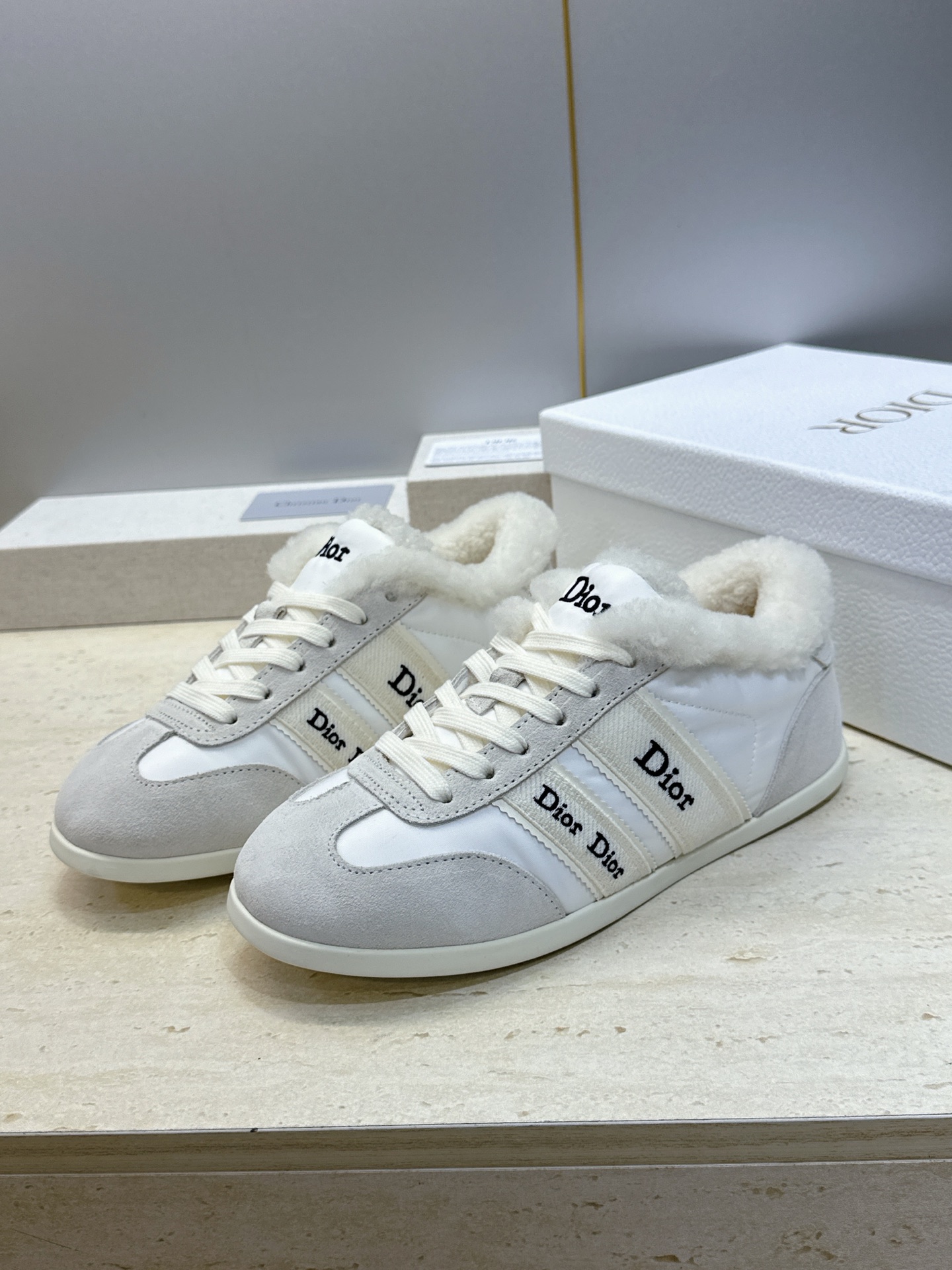 迪奥 Dior 2026秋冬新款Ribbon系带休闲运动羊羔毛小白鞋 CD字母logo织带平底圆头拼色阿甘德训鞋 材质 迪奥 Dior 2026秋冬新款Ribbon系带休闲运动羊羔毛小白鞋 CD字母logo织带平底圆头拼色阿甘德训鞋 材质