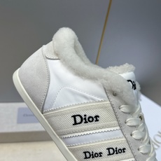 迪奥 Dior 2026秋冬新款Ribbon系带休闲运动羊羔毛小白鞋 CD字母logo织带平底圆头拼色阿甘德训鞋 材质 迪奥 Dior 2026秋冬新款Ribbon系带休闲运动羊羔毛小白鞋 CD字母logo织带平底圆头拼色阿甘德训鞋 材质