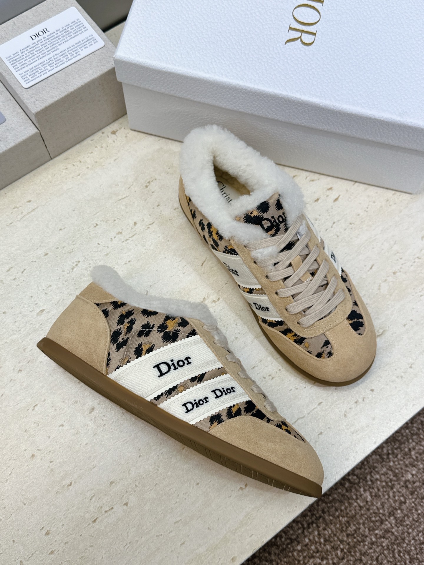 迪奥 Dior 2026秋冬新款Ribbon系带休闲运动羊羔毛小白鞋 CD字母logo织带平底圆头拼色阿甘德训鞋  材质