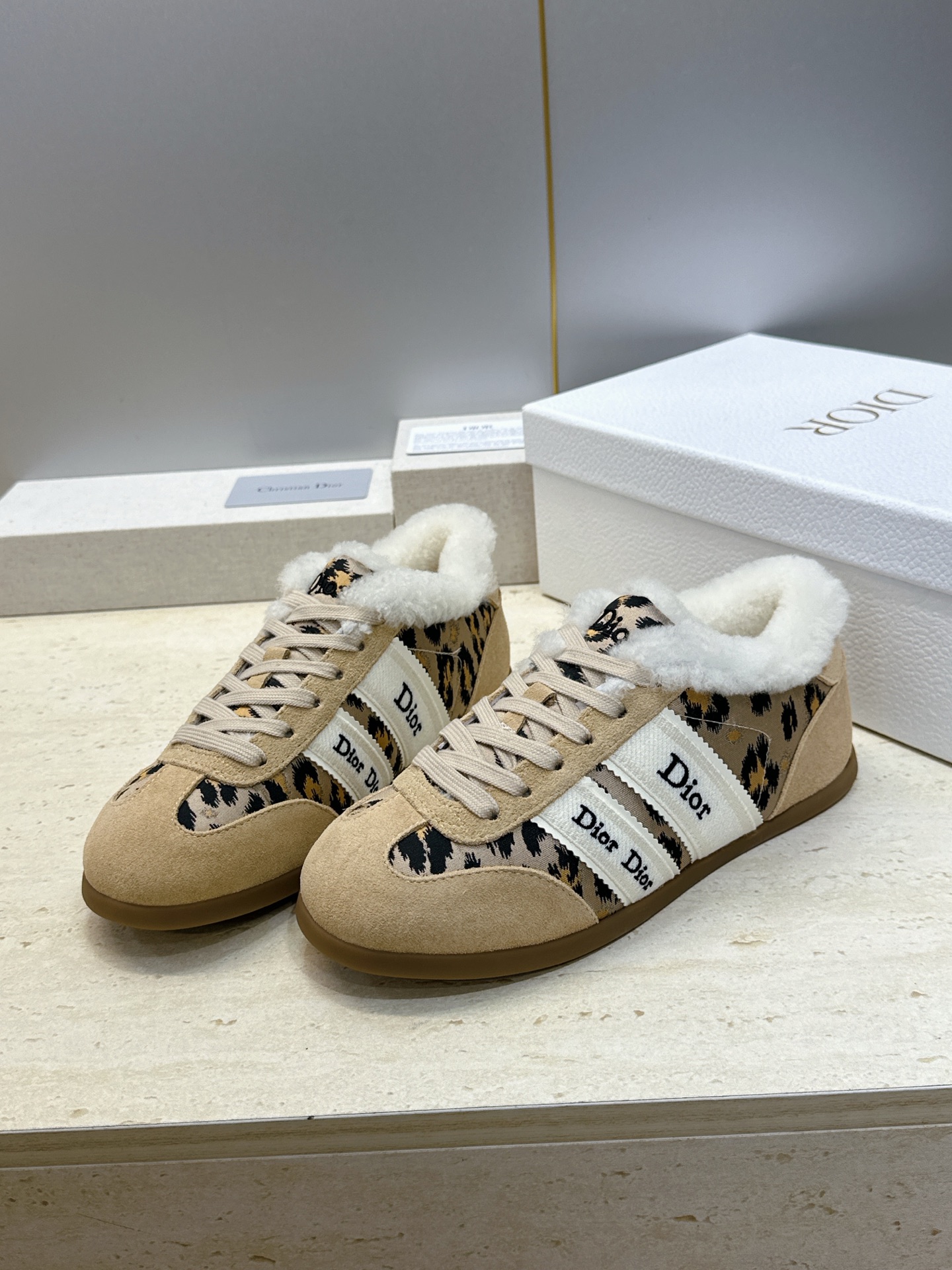 迪奥 Dior 2026秋冬新款Ribbon系带休闲运动羊羔毛小白鞋 CD字母logo织带平底圆头拼色阿甘德训鞋  材质
