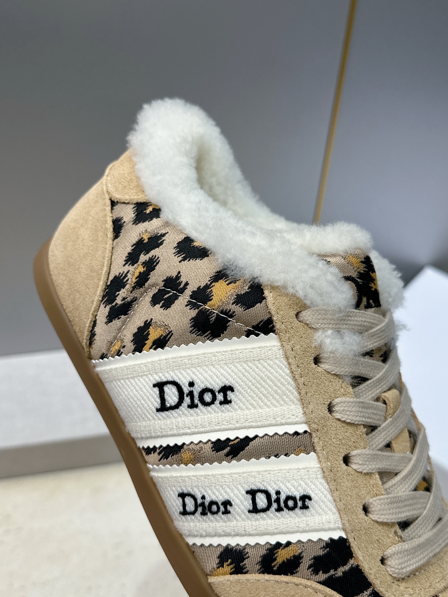 迪奥 Dior 2026秋冬新款Ribbon系带休闲运动羊羔毛小白鞋 CD字母logo织带平底圆头拼色阿甘德训鞋  材质