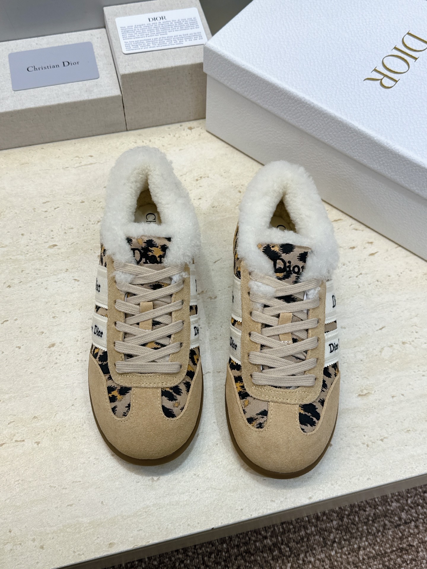迪奥 Dior 2026秋冬新款Ribbon系带休闲运动羊羔毛小白鞋 CD字母logo织带平底圆头拼色阿甘德训鞋  材质