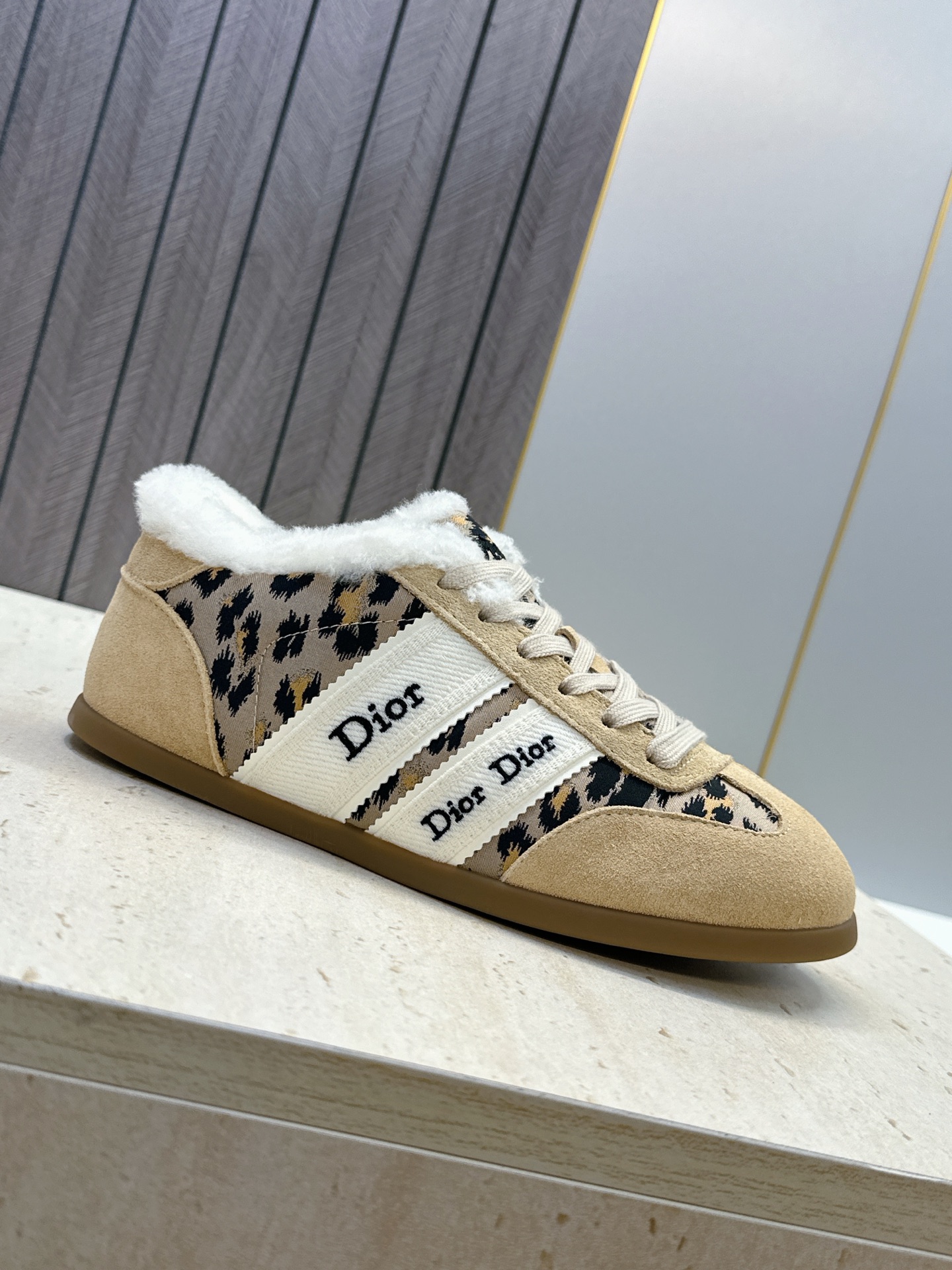 迪奥 Dior 2026秋冬新款Ribbon系带休闲运动羊羔毛小白鞋 CD字母logo织带平底圆头拼色阿甘德训鞋  材质
