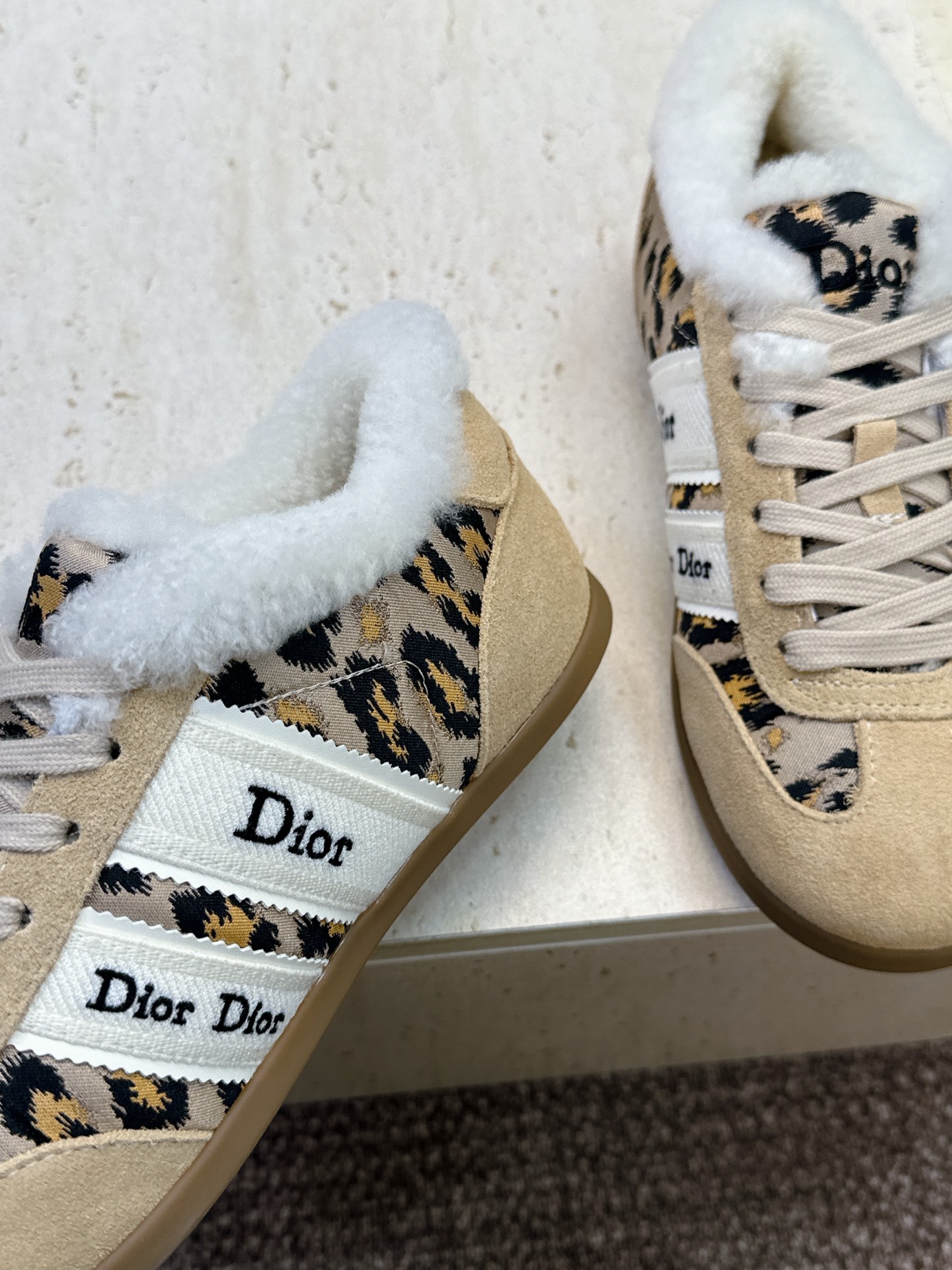 迪奥 Dior 2026秋冬新款Ribbon系带休闲运动羊羔毛小白鞋 CD字母logo织带平底圆头拼色阿甘德训鞋  材质