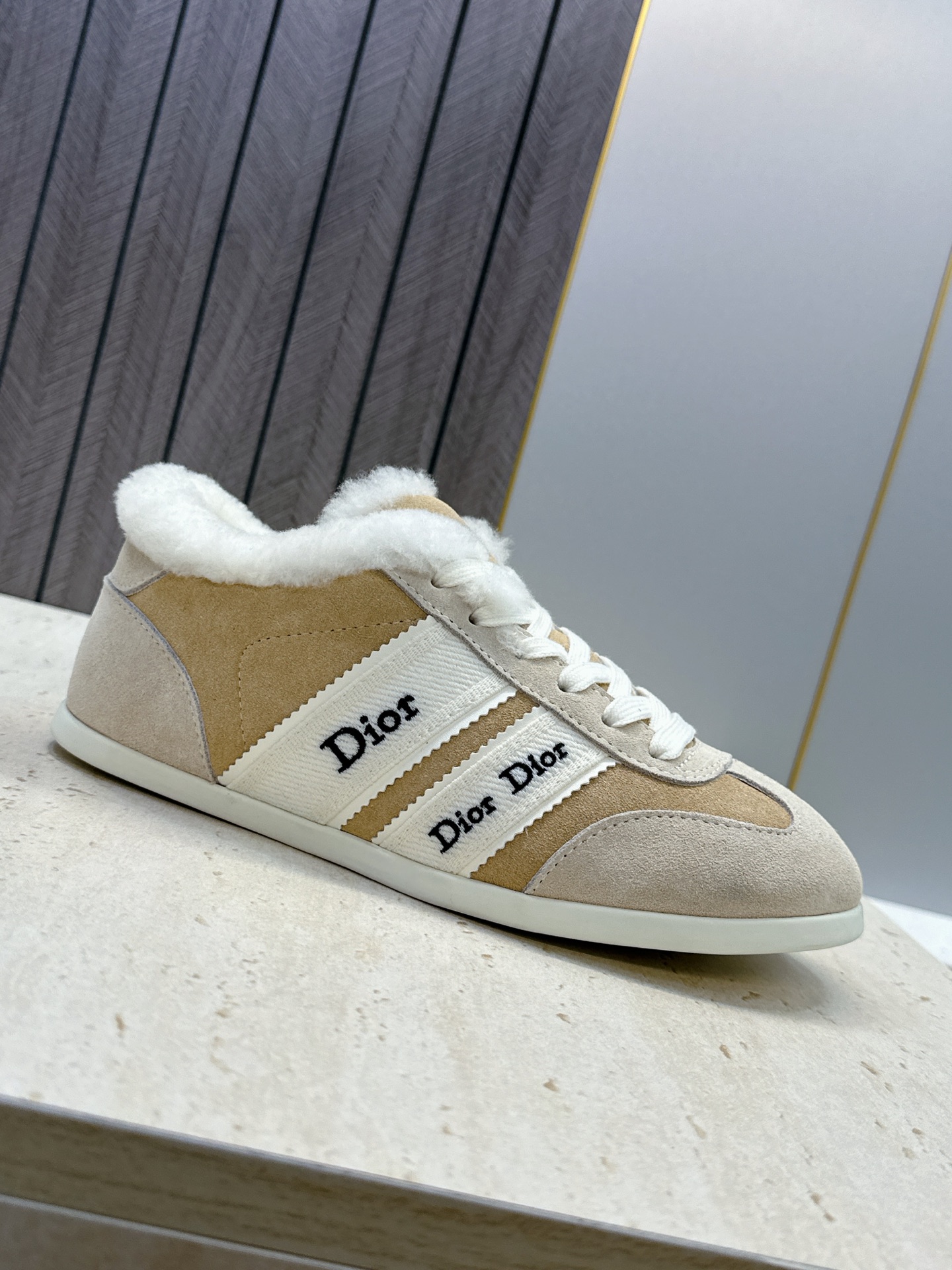 迪奥 Dior 2026秋冬新款Ribbon系带休闲运动羊羔毛小白鞋 CD字母logo织带平底圆头拼色阿甘德训鞋 材质 迪奥 Dior 2026秋冬新款Ribbon系带休闲运动羊羔毛小白鞋 CD字母logo织带平底圆头拼色阿甘德训鞋 材质