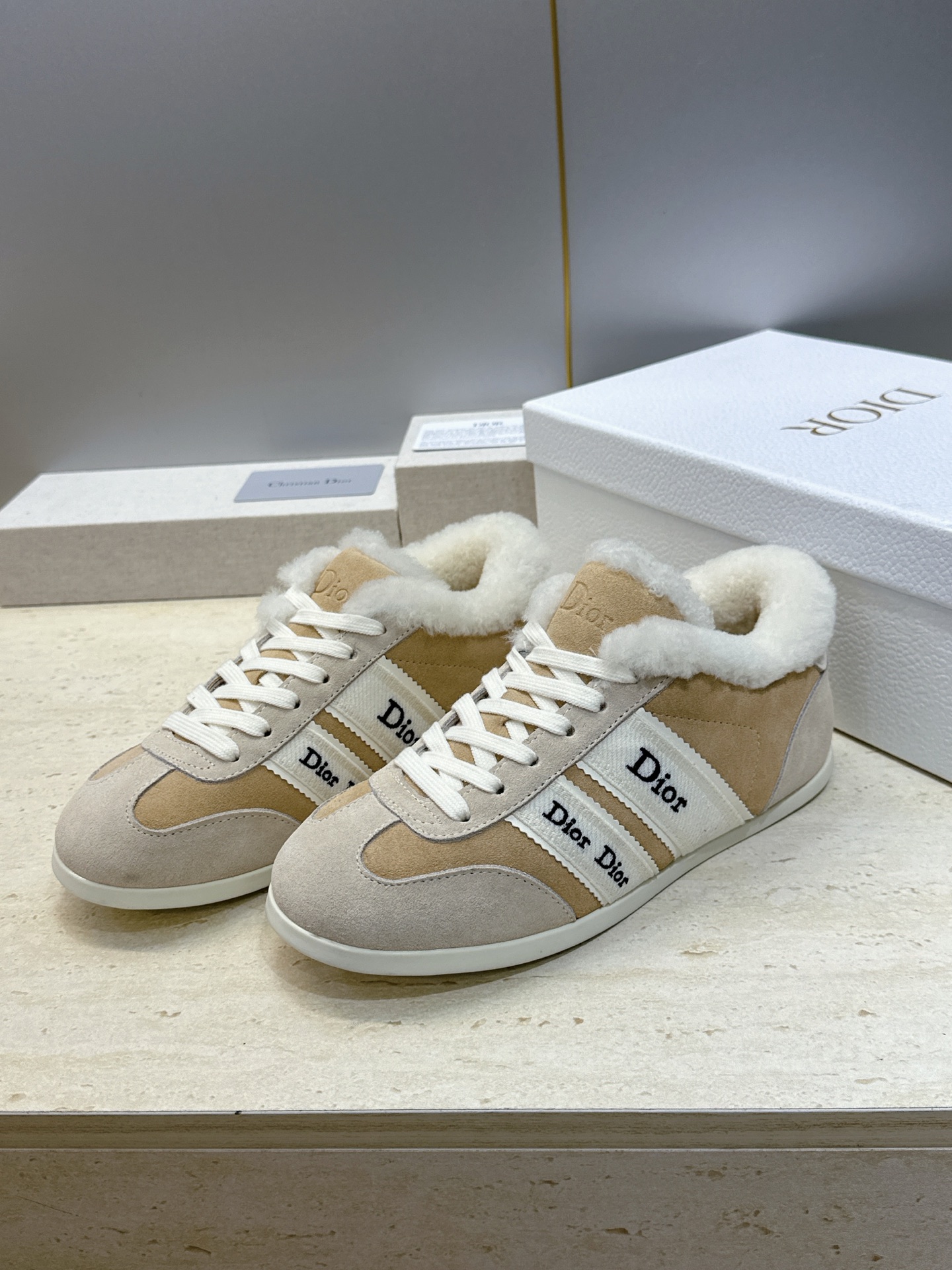 迪奥 Dior 2026秋冬新款Ribbon系带休闲运动羊羔毛小白鞋 CD字母logo织带平底圆头拼色阿甘德训鞋 材质 迪奥 Dior 2026秋冬新款Ribbon系带休闲运动羊羔毛小白鞋 CD字母logo织带平底圆头拼色阿甘德训鞋 材质