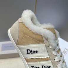 迪奥 Dior 2026秋冬新款Ribbon系带休闲运动羊羔毛小白鞋 CD字母logo织带平底圆头拼色阿甘德训鞋 材质 迪奥 Dior 2026秋冬新款Ribbon系带休闲运动羊羔毛小白鞋 CD字母logo织带平底圆头拼色阿甘德训鞋 材质