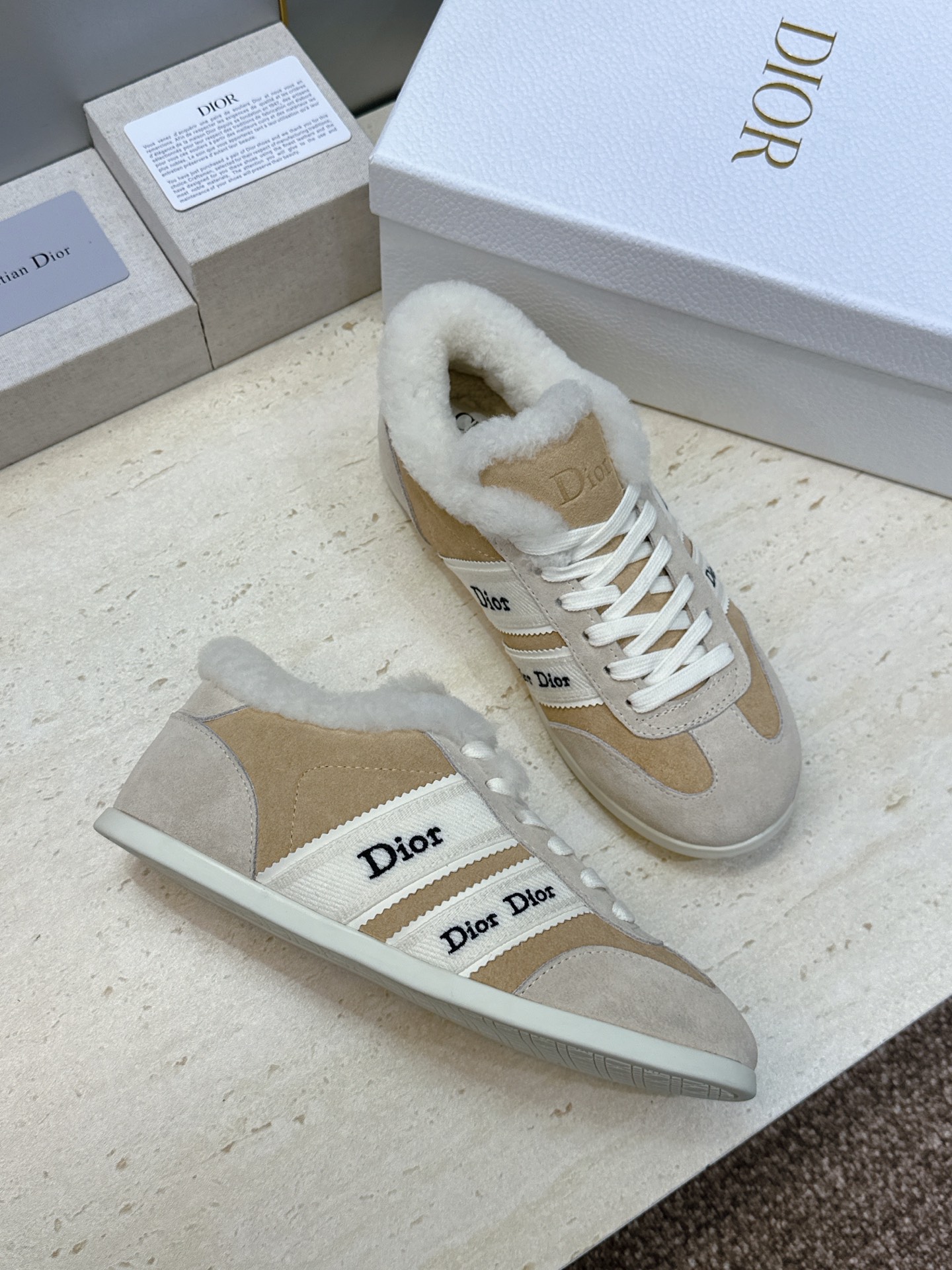 迪奥 Dior 2026秋冬新款Ribbon系带休闲运动羊羔毛小白鞋 CD字母logo织带平底圆头拼色阿甘德训鞋 材质 迪奥 Dior 2026秋冬新款Ribbon系带休闲运动羊羔毛小白鞋 CD字母logo织带平底圆头拼色阿甘德训鞋 材质