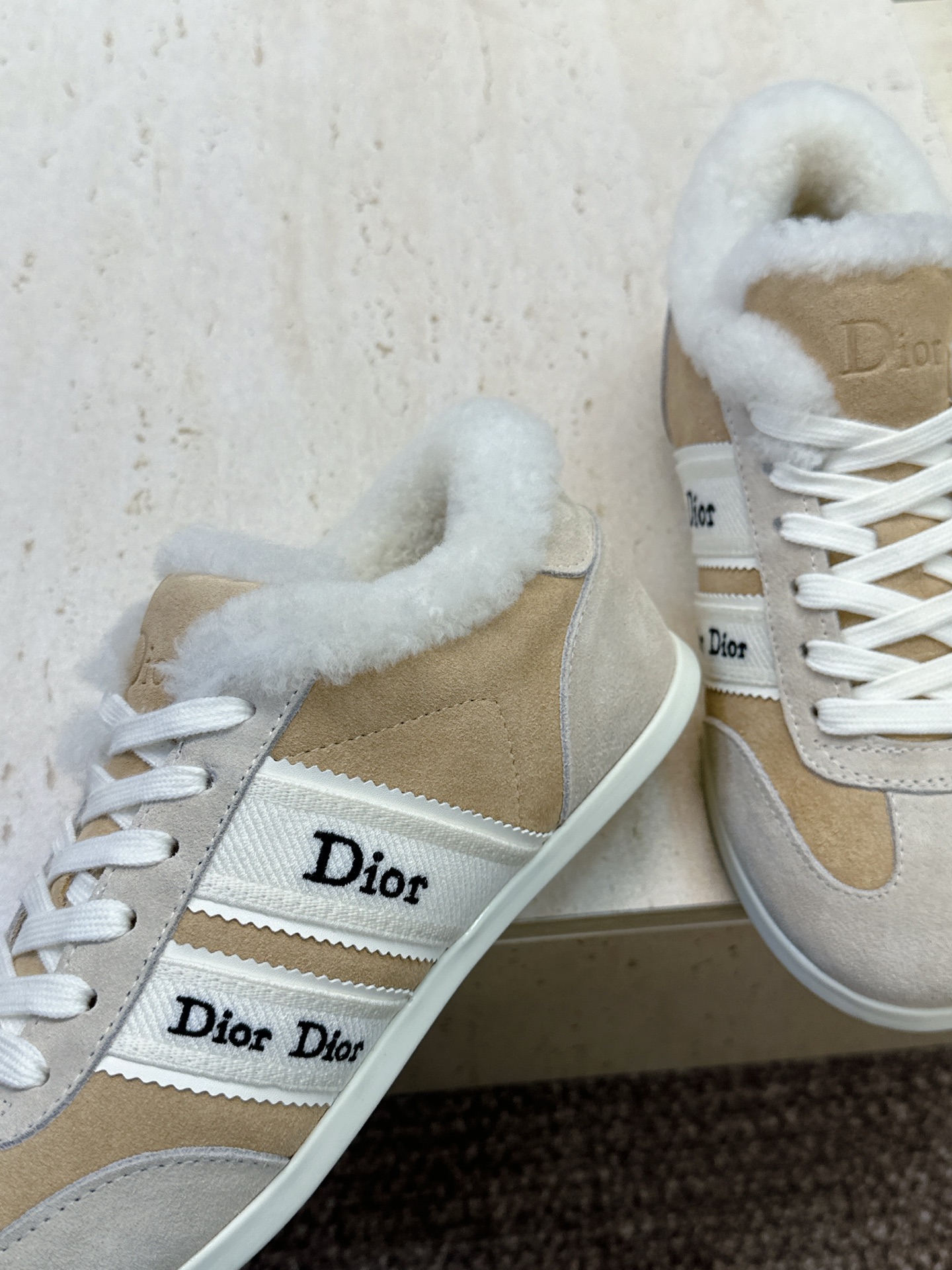 迪奥 Dior 2026秋冬新款Ribbon系带休闲运动羊羔毛小白鞋 CD字母logo织带平底圆头拼色阿甘德训鞋 材质 迪奥 Dior 2026秋冬新款Ribbon系带休闲运动羊羔毛小白鞋 CD字母logo织带平底圆头拼色阿甘德训鞋 材质
