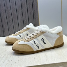 迪奥 Dior 2026秋冬新款Ribbon系带休闲运动羊羔毛小白鞋 CD字母logo织带平底圆头拼色阿甘德训鞋 材质 迪奥 Dior 2026秋冬新款Ribbon系带休闲运动羊羔毛小白鞋 CD字母logo织带平底圆头拼色阿甘德训鞋 材质