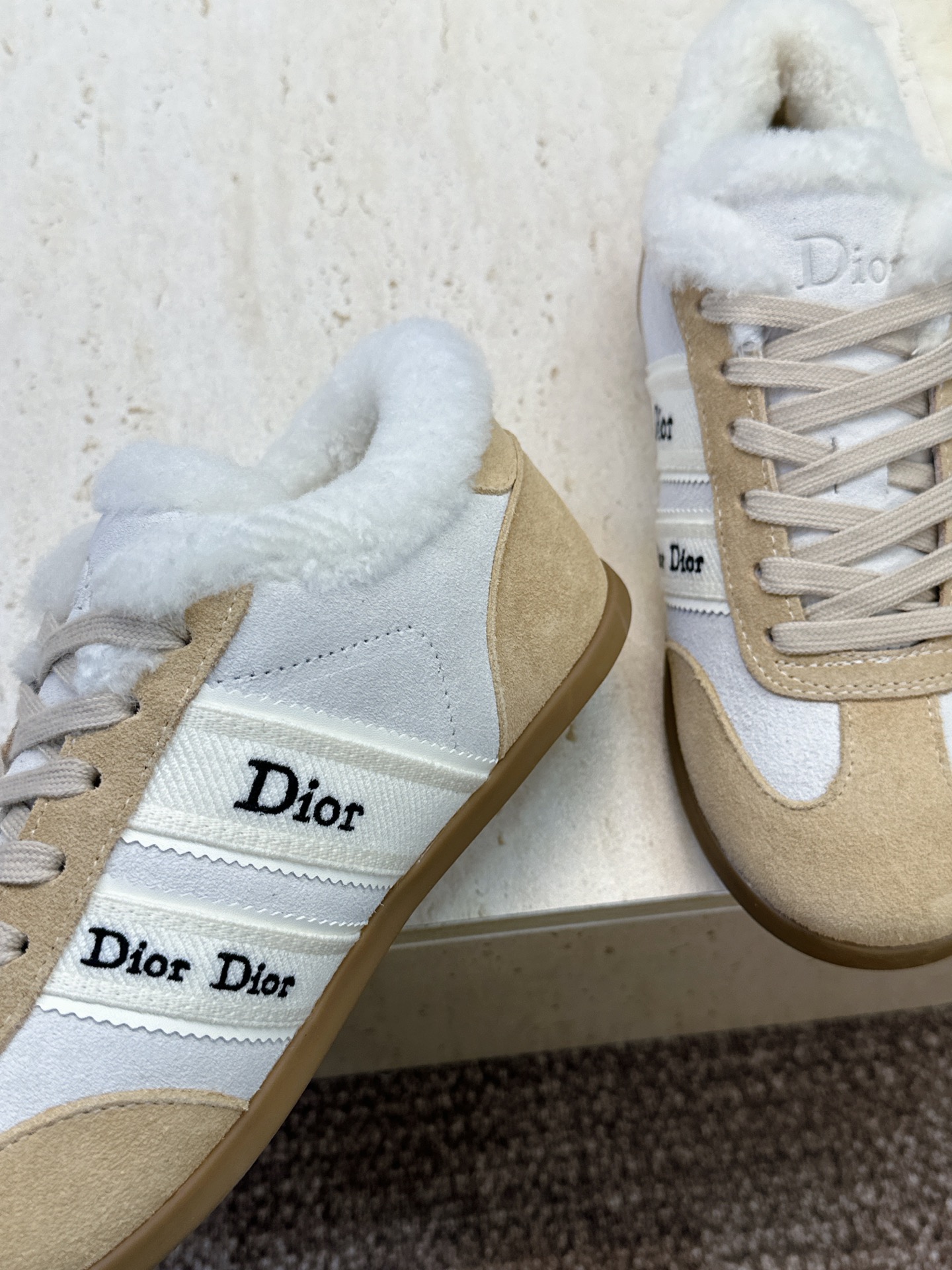 迪奥 Dior 2026秋冬新款Ribbon系带休闲运动羊羔毛小白鞋 CD字母logo织带平底圆头拼色阿甘德训鞋 材质 迪奥 Dior 2026秋冬新款Ribbon系带休闲运动羊羔毛小白鞋 CD字母logo织带平底圆头拼色阿甘德训鞋 材质