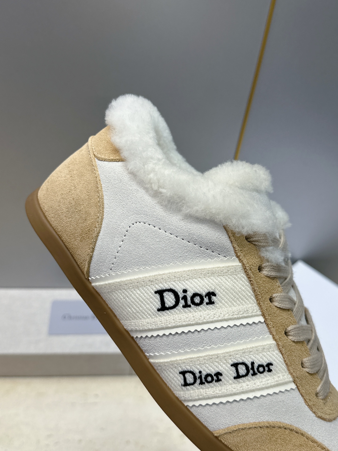 迪奥 Dior 2026秋冬新款Ribbon系带休闲运动羊羔毛小白鞋 CD字母logo织带平底圆头拼色阿甘德训鞋 材质 迪奥 Dior 2026秋冬新款Ribbon系带休闲运动羊羔毛小白鞋 CD字母logo织带平底圆头拼色阿甘德训鞋 材质