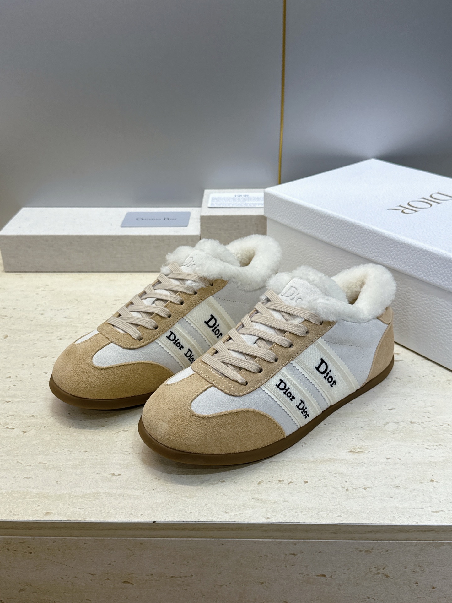 迪奥 Dior 2026秋冬新款Ribbon系带休闲运动羊羔毛小白鞋 CD字母logo织带平底圆头拼色阿甘德训鞋 材质 迪奥 Dior 2026秋冬新款Ribbon系带休闲运动羊羔毛小白鞋 CD字母logo织带平底圆头拼色阿甘德训鞋 材质