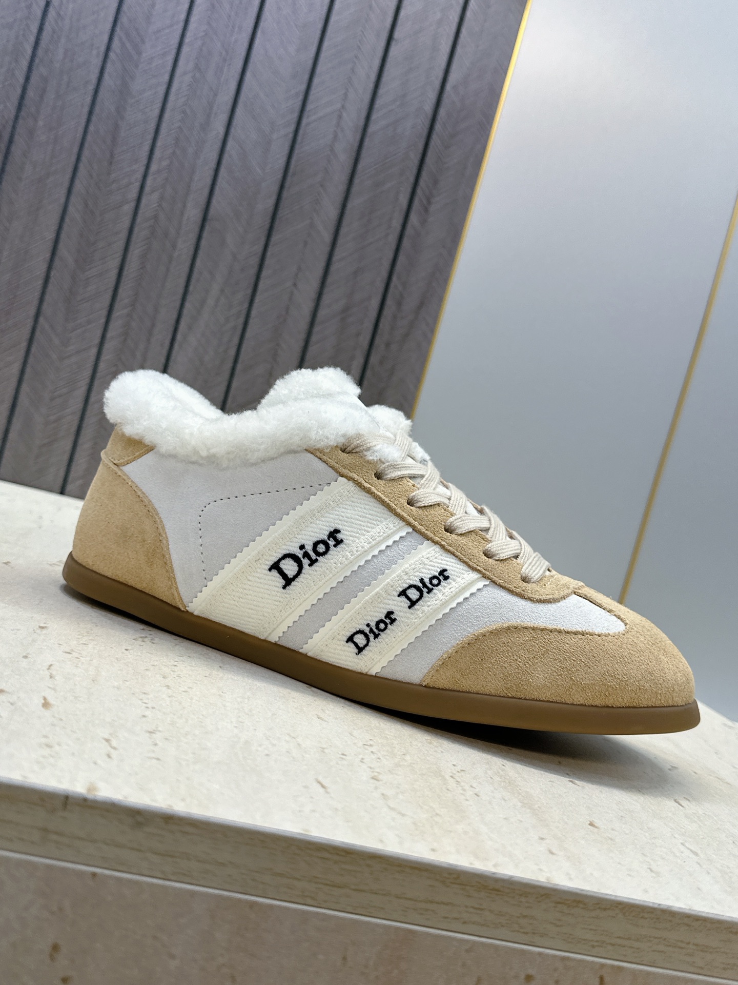 迪奥 Dior 2026秋冬新款Ribbon系带休闲运动羊羔毛小白鞋 CD字母logo织带平底圆头拼色阿甘德训鞋 材质 迪奥 Dior 2026秋冬新款Ribbon系带休闲运动羊羔毛小白鞋 CD字母logo织带平底圆头拼色阿甘德训鞋 材质