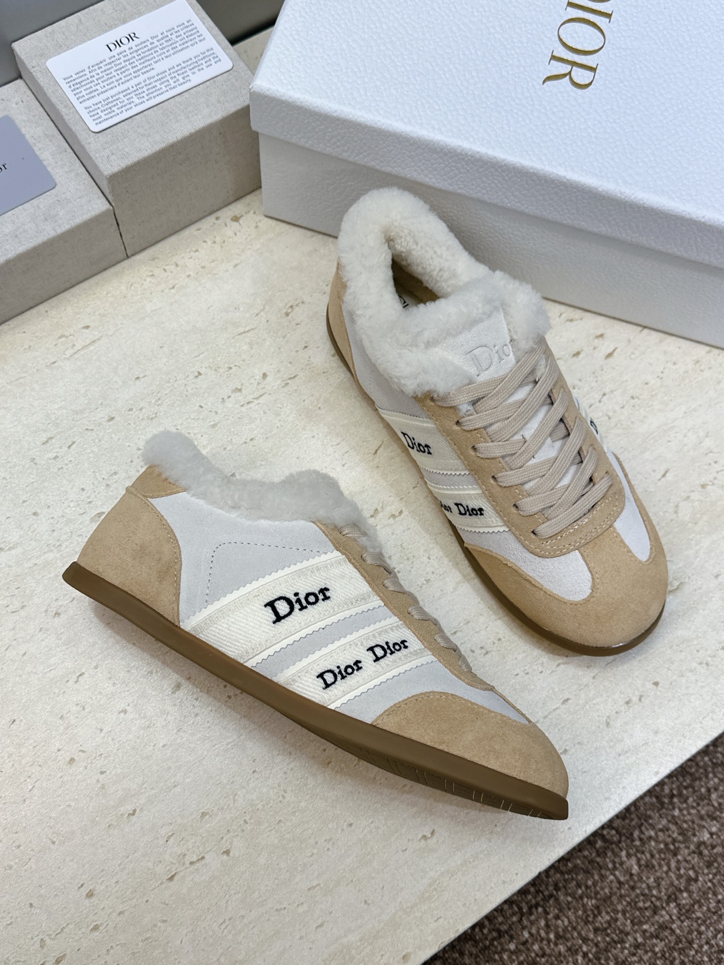 迪奥 Dior 2026秋冬新款Ribbon系带休闲运动羊羔毛小白鞋 CD字母logo织带平底圆头拼色阿甘德训鞋 材质 迪奥 Dior 2026秋冬新款Ribbon系带休闲运动羊羔毛小白鞋 CD字母logo织带平底圆头拼色阿甘德训鞋 材质