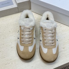 迪奥 Dior 2026秋冬新款Ribbon系带休闲运动羊羔毛小白鞋 CD字母logo织带平底圆头拼色阿甘德训鞋 材质 迪奥 Dior 2026秋冬新款Ribbon系带休闲运动羊羔毛小白鞋 CD字母logo织带平底圆头拼色阿甘德训鞋 材质