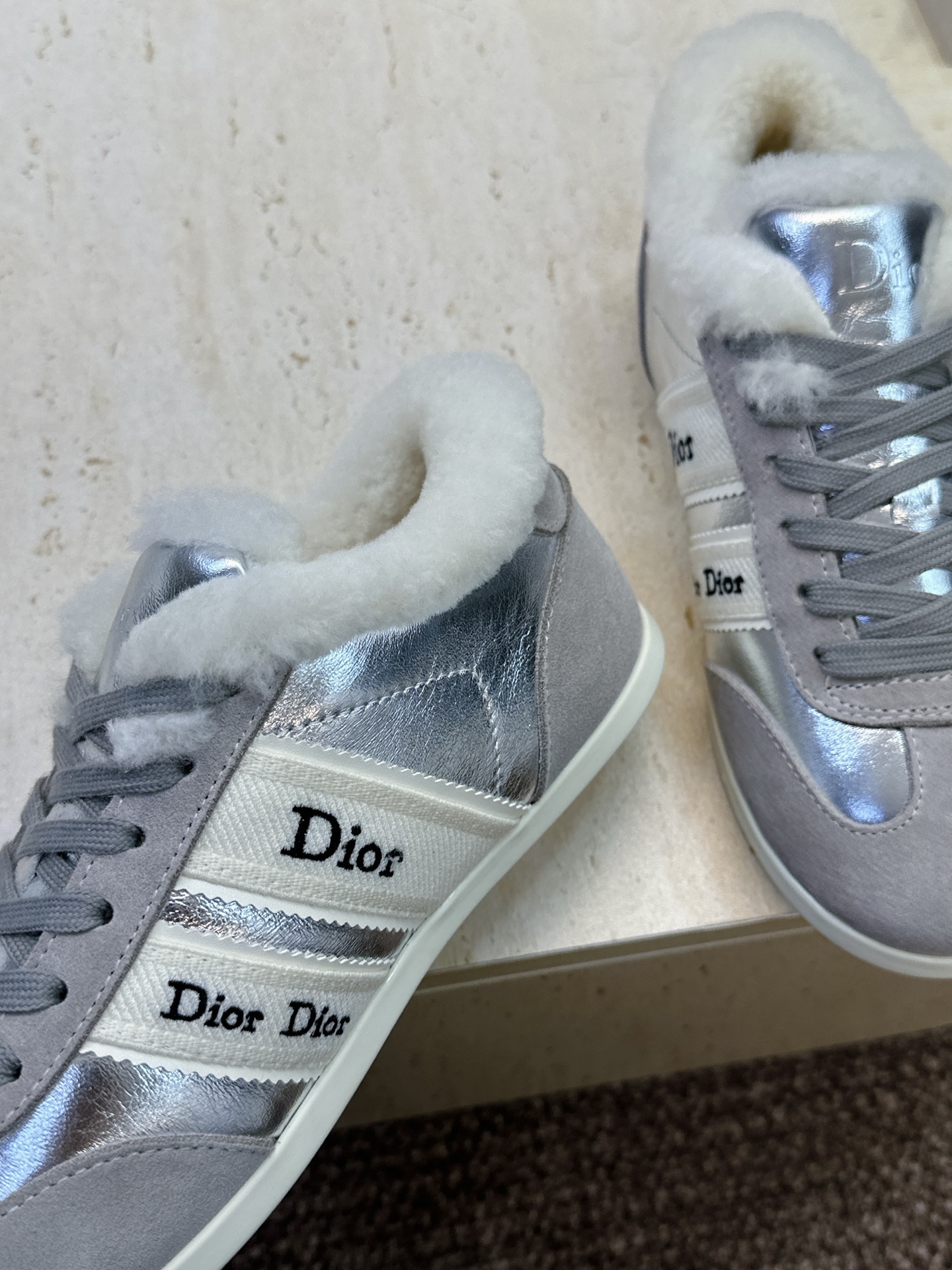 迪奥 Dior 2026秋冬新款Ribbon系带休闲运动羊羔毛小白鞋 CD字母logo织带平底圆头拼色阿甘德训鞋 材质 迪奥 Dior 2026秋冬新款Ribbon系带休闲运动羊羔毛小白鞋 CD字母logo织带平底圆头拼色阿甘德训鞋 材质