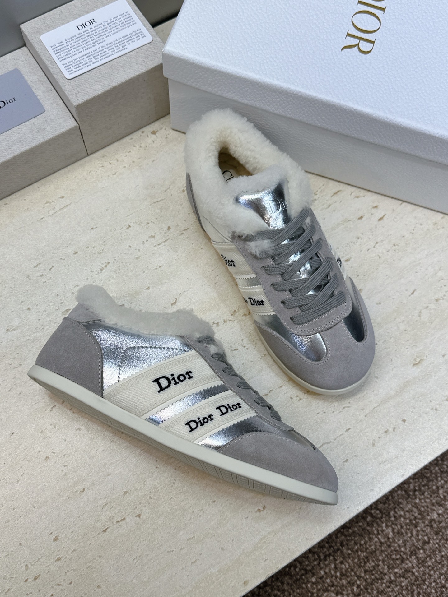 迪奥 Dior 2026秋冬新款Ribbon系带休闲运动羊羔毛小白鞋 CD字母logo织带平底圆头拼色阿甘德训鞋 材质 迪奥 Dior 2026秋冬新款Ribbon系带休闲运动羊羔毛小白鞋 CD字母logo织带平底圆头拼色阿甘德训鞋 材质