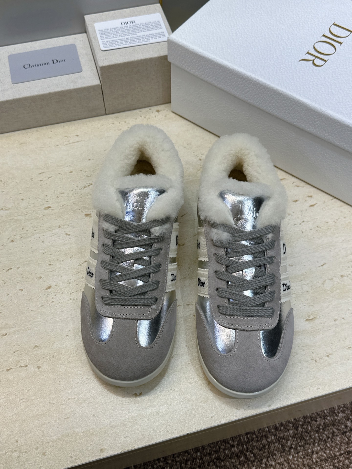 迪奥 Dior 2026秋冬新款Ribbon系带休闲运动羊羔毛小白鞋 CD字母logo织带平底圆头拼色阿甘德训鞋 材质 迪奥 Dior 2026秋冬新款Ribbon系带休闲运动羊羔毛小白鞋 CD字母logo织带平底圆头拼色阿甘德训鞋 材质