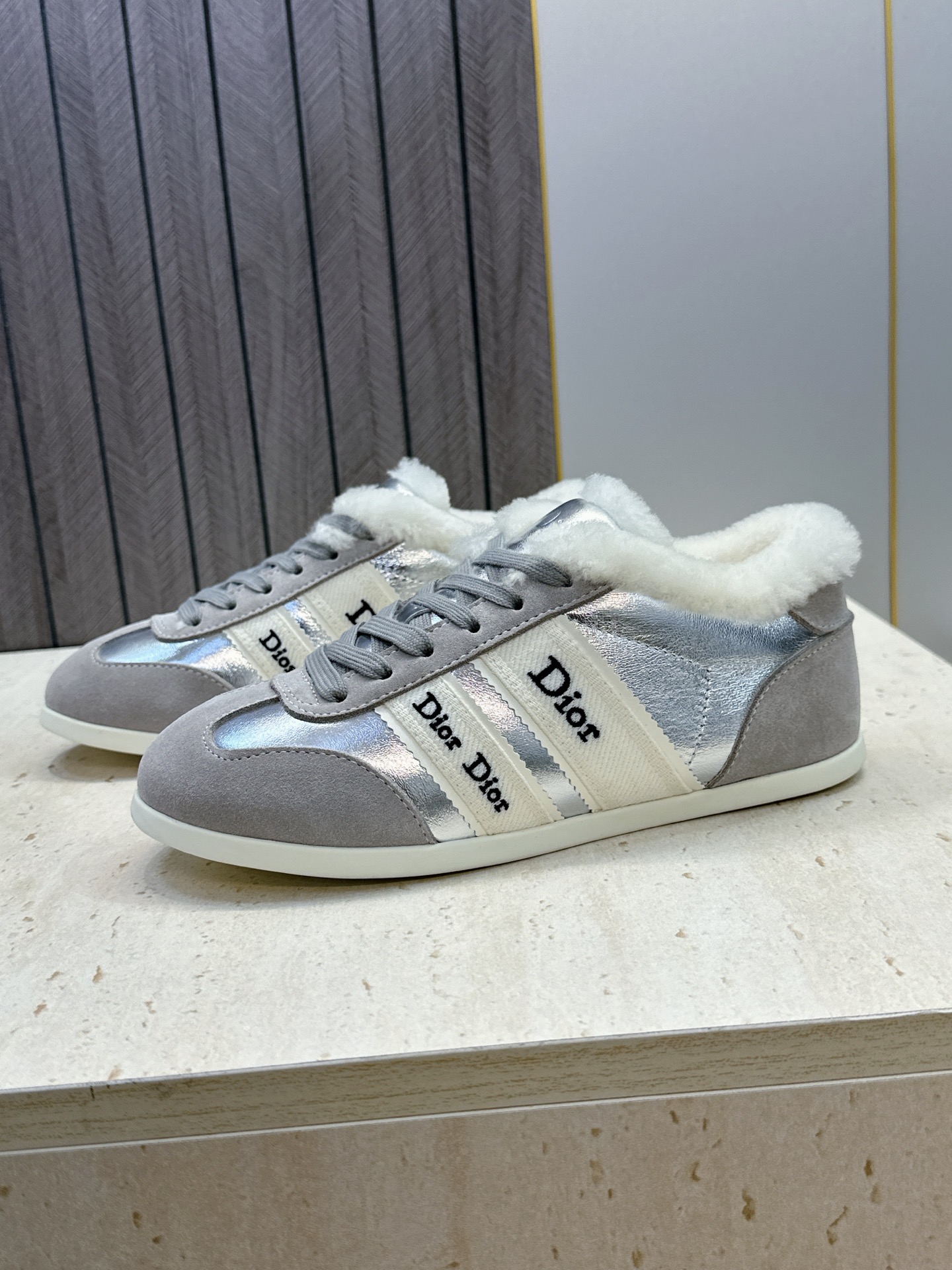 迪奥 Dior 2026秋冬新款Ribbon系带休闲运动羊羔毛小白鞋 CD字母logo织带平底圆头拼色阿甘德训鞋 材质 迪奥 Dior 2026秋冬新款Ribbon系带休闲运动羊羔毛小白鞋 CD字母logo织带平底圆头拼色阿甘德训鞋 材质