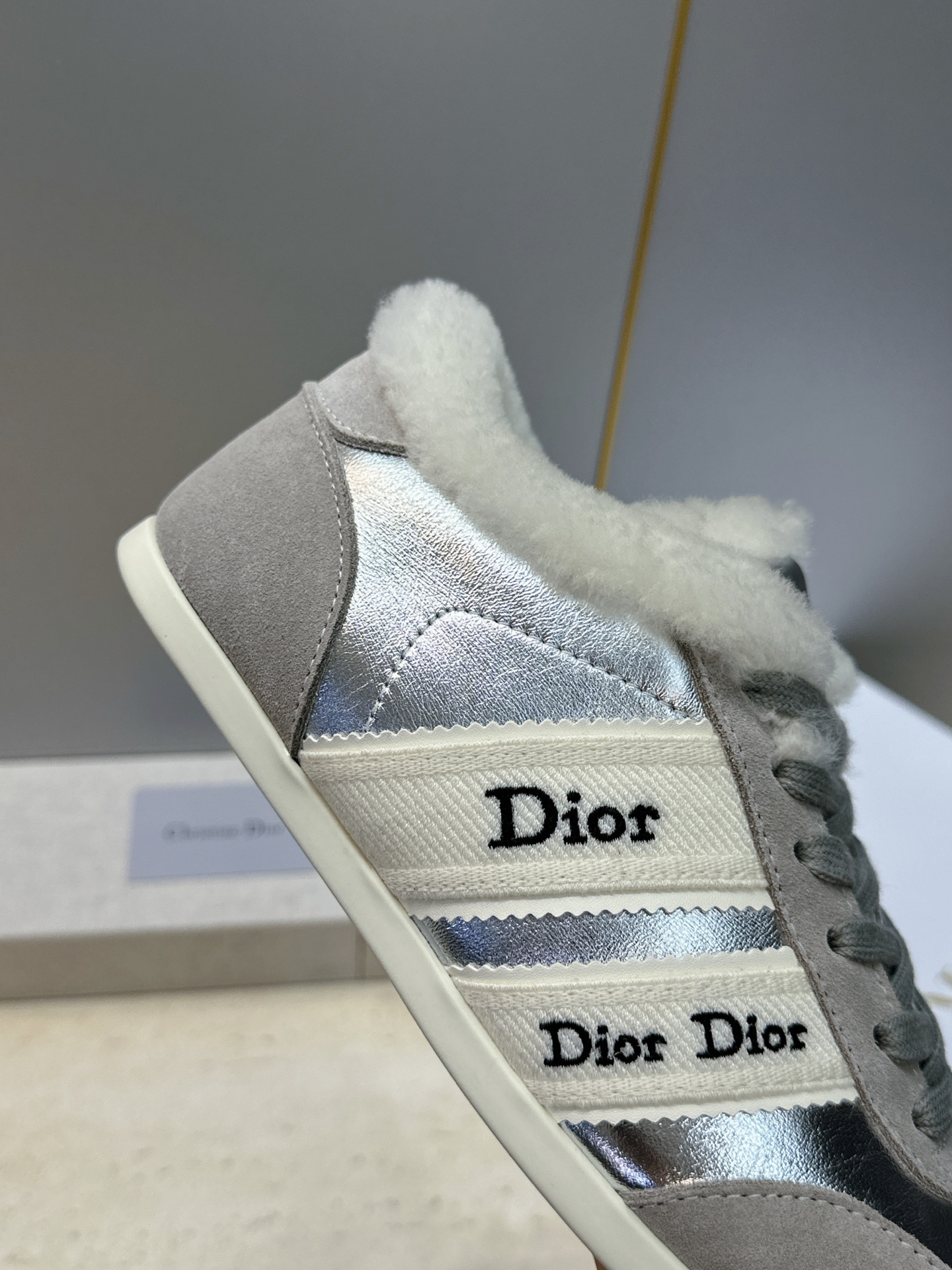 迪奥 Dior 2026秋冬新款Ribbon系带休闲运动羊羔毛小白鞋 CD字母logo织带平底圆头拼色阿甘德训鞋 材质 迪奥 Dior 2026秋冬新款Ribbon系带休闲运动羊羔毛小白鞋 CD字母logo织带平底圆头拼色阿甘德训鞋 材质