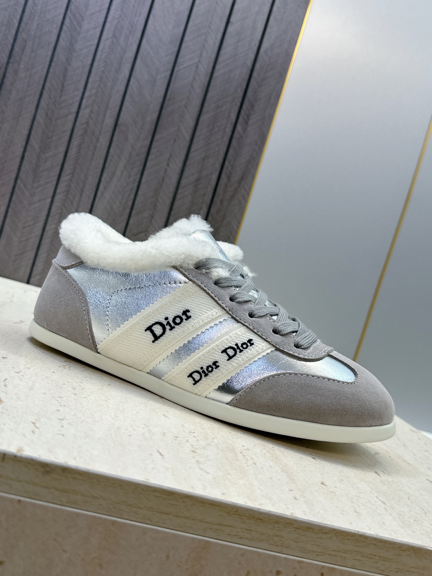 迪奥 Dior 2026秋冬新款Ribbon系带休闲运动羊羔毛小白鞋 CD字母logo织带平底圆头拼色阿甘德训鞋 材质 迪奥 Dior 2026秋冬新款Ribbon系带休闲运动羊羔毛小白鞋 CD字母logo织带平底圆头拼色阿甘德训鞋 材质
