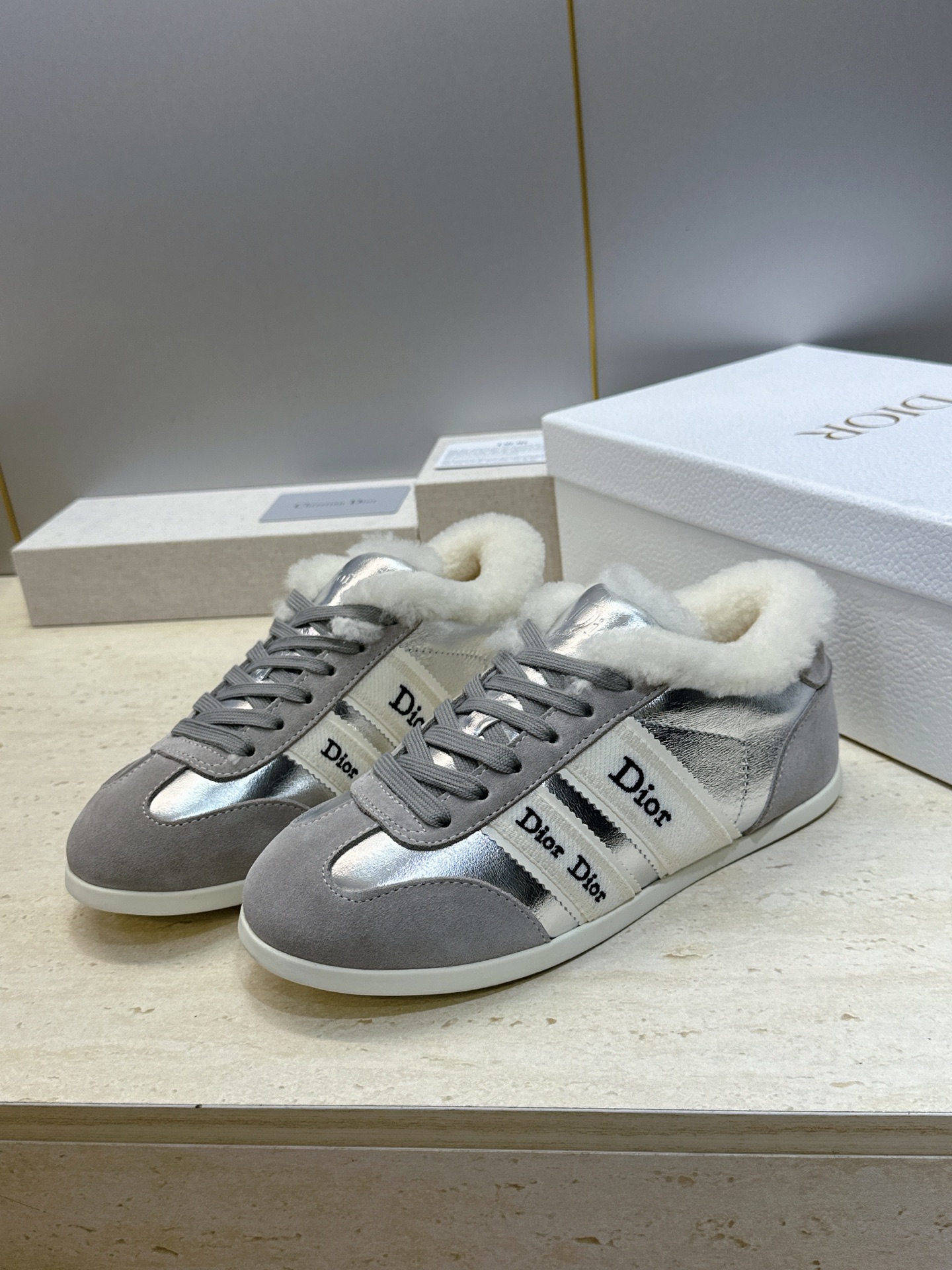 迪奥 Dior 2026秋冬新款Ribbon系带休闲运动羊羔毛小白鞋 CD字母logo织带平底圆头拼色阿甘德训鞋 材质 迪奥 Dior 2026秋冬新款Ribbon系带休闲运动羊羔毛小白鞋 CD字母logo织带平底圆头拼色阿甘德训鞋 材质