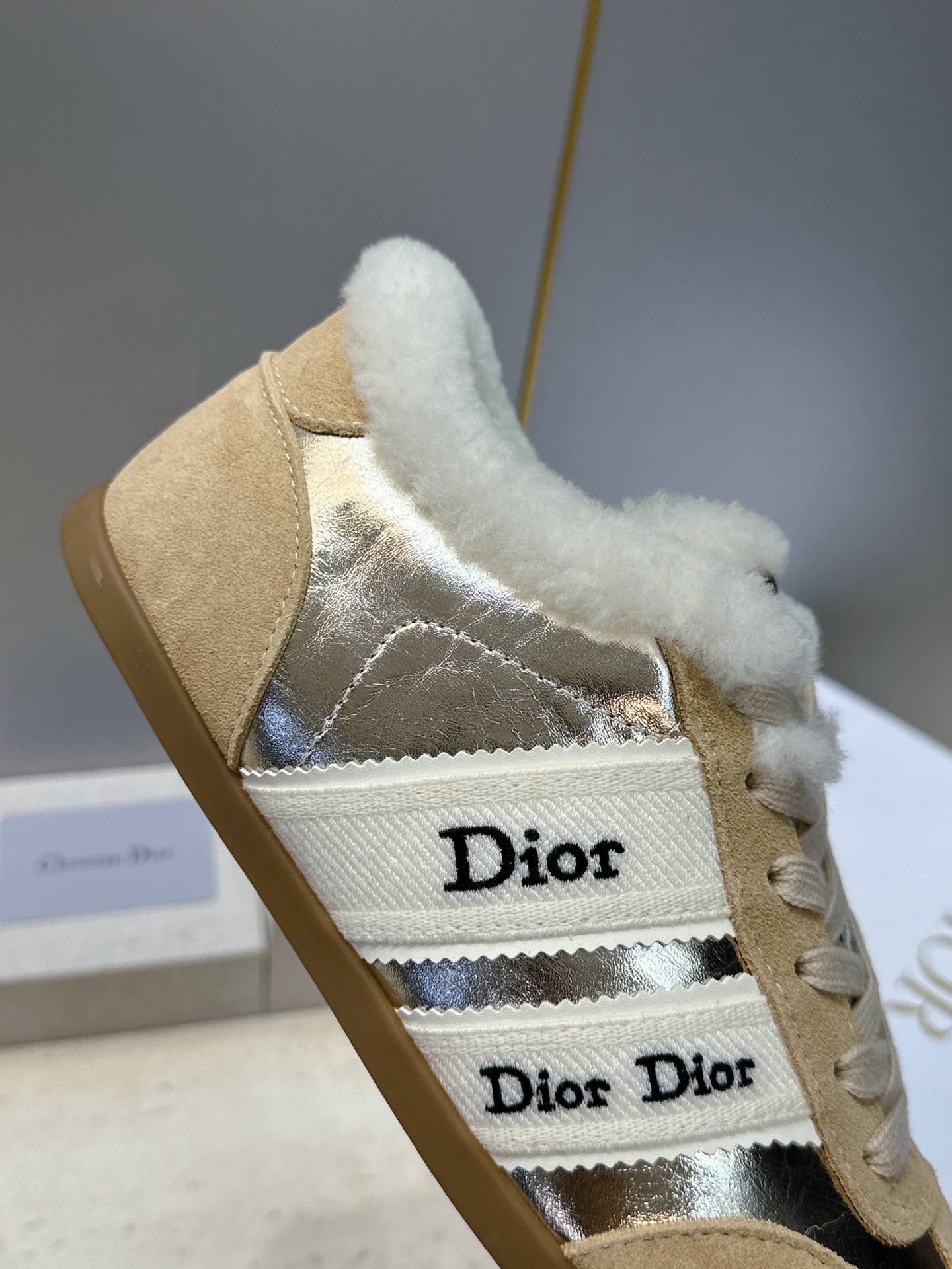 迪奥 Dior 2026秋冬新款Ribbon系带休闲运动羊羔毛小白鞋 CD字母logo织带平底圆头拼色阿甘德训鞋 材质 迪奥 Dior 2026秋冬新款Ribbon系带休闲运动羊羔毛小白鞋 CD字母logo织带平底圆头拼色阿甘德训鞋 材质