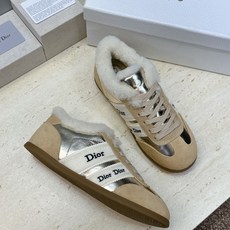 迪奥 Dior 2026秋冬新款Ribbon系带休闲运动羊羔毛小白鞋 CD字母logo织带平底圆头拼色阿甘德训鞋 材质 迪奥 Dior 2026秋冬新款Ribbon系带休闲运动羊羔毛小白鞋 CD字母logo织带平底圆头拼色阿甘德训鞋 材质