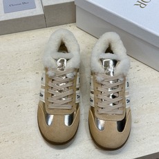 迪奥 Dior 2026秋冬新款Ribbon系带休闲运动羊羔毛小白鞋 CD字母logo织带平底圆头拼色阿甘德训鞋 材质 迪奥 Dior 2026秋冬新款Ribbon系带休闲运动羊羔毛小白鞋 CD字母logo织带平底圆头拼色阿甘德训鞋 材质