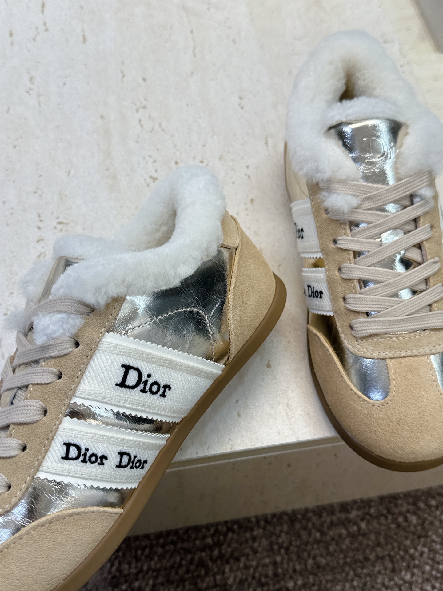 迪奥 Dior 2026秋冬新款Ribbon系带休闲运动羊羔毛小白鞋 CD字母logo织带平底圆头拼色阿甘德训鞋 材质 迪奥 Dior 2026秋冬新款Ribbon系带休闲运动羊羔毛小白鞋 CD字母logo织带平底圆头拼色阿甘德训鞋 材质