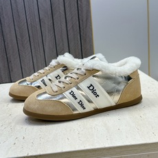 迪奥 Dior 2026秋冬新款Ribbon系带休闲运动羊羔毛小白鞋 CD字母logo织带平底圆头拼色阿甘德训鞋 材质 迪奥 Dior 2026秋冬新款Ribbon系带休闲运动羊羔毛小白鞋 CD字母logo织带平底圆头拼色阿甘德训鞋 材质