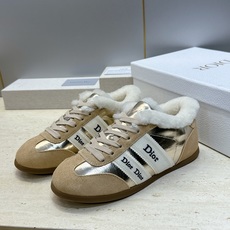 迪奥 Dior 2026秋冬新款Ribbon系带休闲运动羊羔毛小白鞋 CD字母logo织带平底圆头拼色阿甘德训鞋 材质 迪奥 Dior 2026秋冬新款Ribbon系带休闲运动羊羔毛小白鞋 CD字母logo织带平底圆头拼色阿甘德训鞋 材质