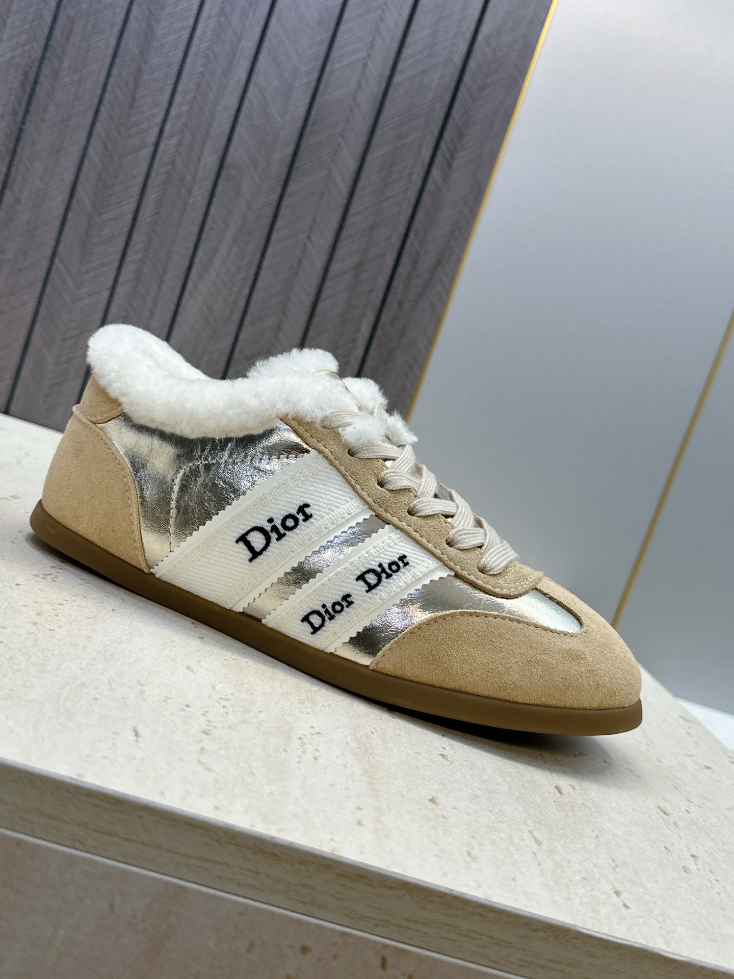 迪奥 Dior 2026秋冬新款Ribbon系带休闲运动羊羔毛小白鞋 CD字母logo织带平底圆头拼色阿甘德训鞋 材质 迪奥 Dior 2026秋冬新款Ribbon系带休闲运动羊羔毛小白鞋 CD字母logo织带平底圆头拼色阿甘德训鞋 材质