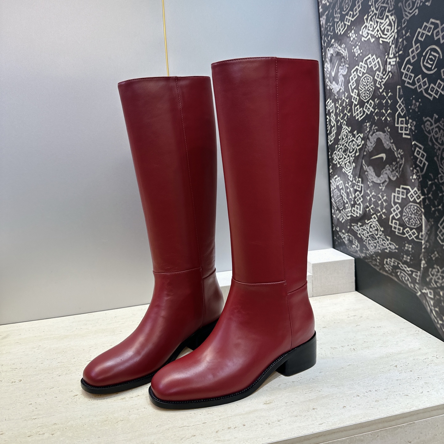 莞货 代购级 爱马仕 Hermes 2026秋冬新款 Lasso粗跟高筒及膝女长靴 H家字母logo低跟圆头一脚蹬机车骑 莞货 代购级 爱马仕 Hermes 2026秋冬新款 Lasso粗跟高筒及膝女长靴 H家字母logo低跟圆头一脚蹬机车骑