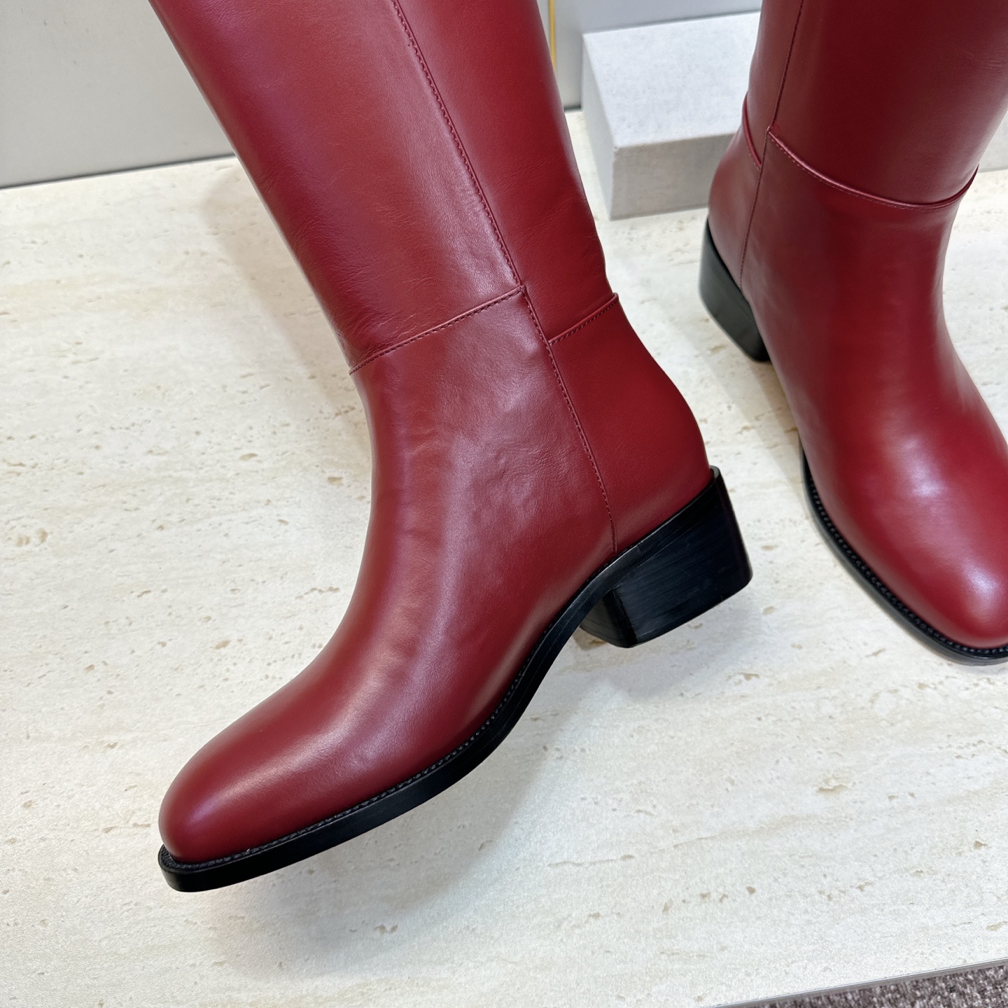 莞货 代购级 爱马仕 Hermes 2026秋冬新款 Lasso粗跟高筒及膝女长靴 H家字母logo低跟圆头一脚蹬机车骑 莞货 代购级 爱马仕 Hermes 2026秋冬新款 Lasso粗跟高筒及膝女长靴 H家字母logo低跟圆头一脚蹬机车骑