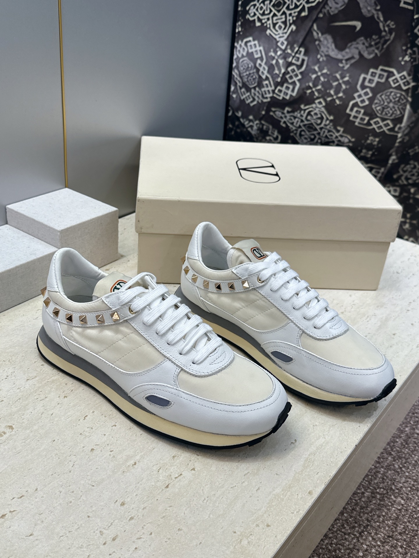 华伦天奴 VALENTINO 2026春夏情侣新款铆钉运动跑鞋 V家字母logo印花涂鸦厚底尖头拼色休闲老爹鞋 材质: 华伦天奴 VALENTINO 2026春夏情侣新款铆钉运动跑鞋 V家字母logo印花涂鸦厚底尖头拼色休闲老爹鞋 材质: