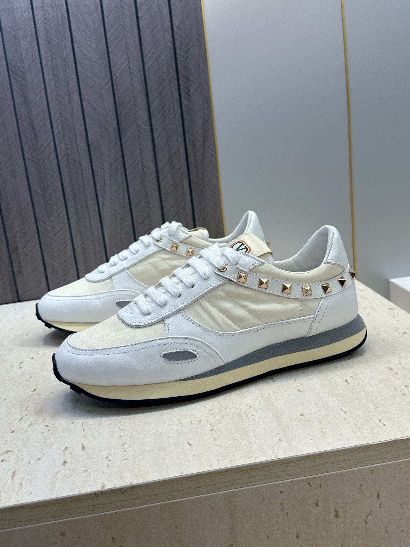 华伦天奴 VALENTINO 2026春夏情侣新款铆钉运动跑鞋 V家字母logo印花涂鸦厚底尖头拼色休闲老爹鞋 材质: 华伦天奴 VALENTINO 2026春夏情侣新款铆钉运动跑鞋 V家字母logo印花涂鸦厚底尖头拼色休闲老爹鞋 材质:
