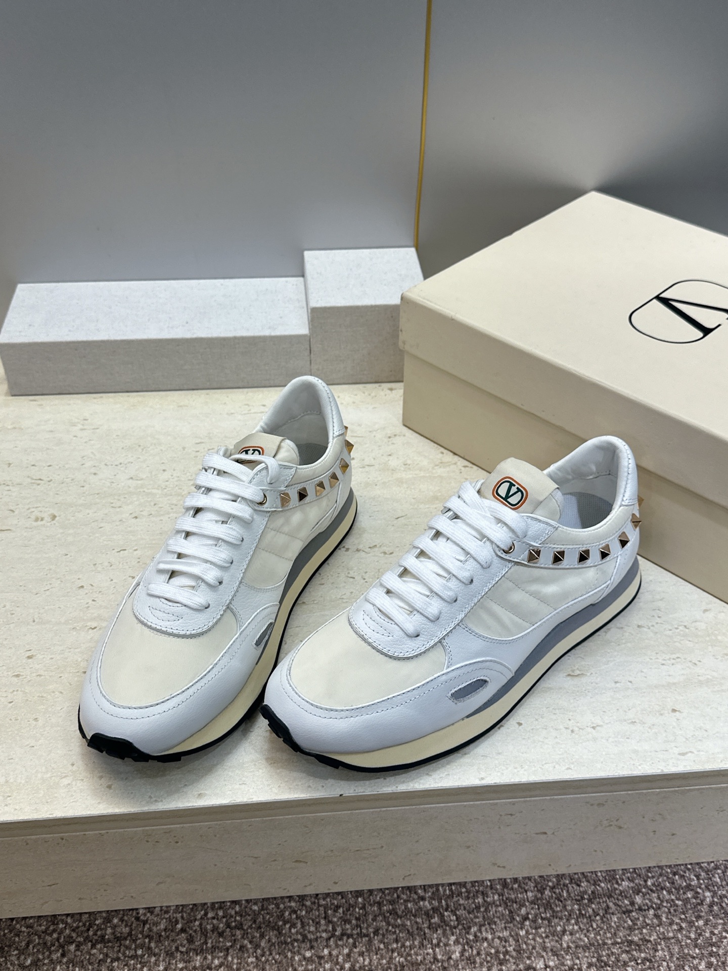 华伦天奴 VALENTINO 2026春夏情侣新款铆钉运动跑鞋 V家字母logo印花涂鸦厚底尖头拼色休闲老爹鞋 材质: 华伦天奴 VALENTINO 2026春夏情侣新款铆钉运动跑鞋 V家字母logo印花涂鸦厚底尖头拼色休闲老爹鞋 材质:
