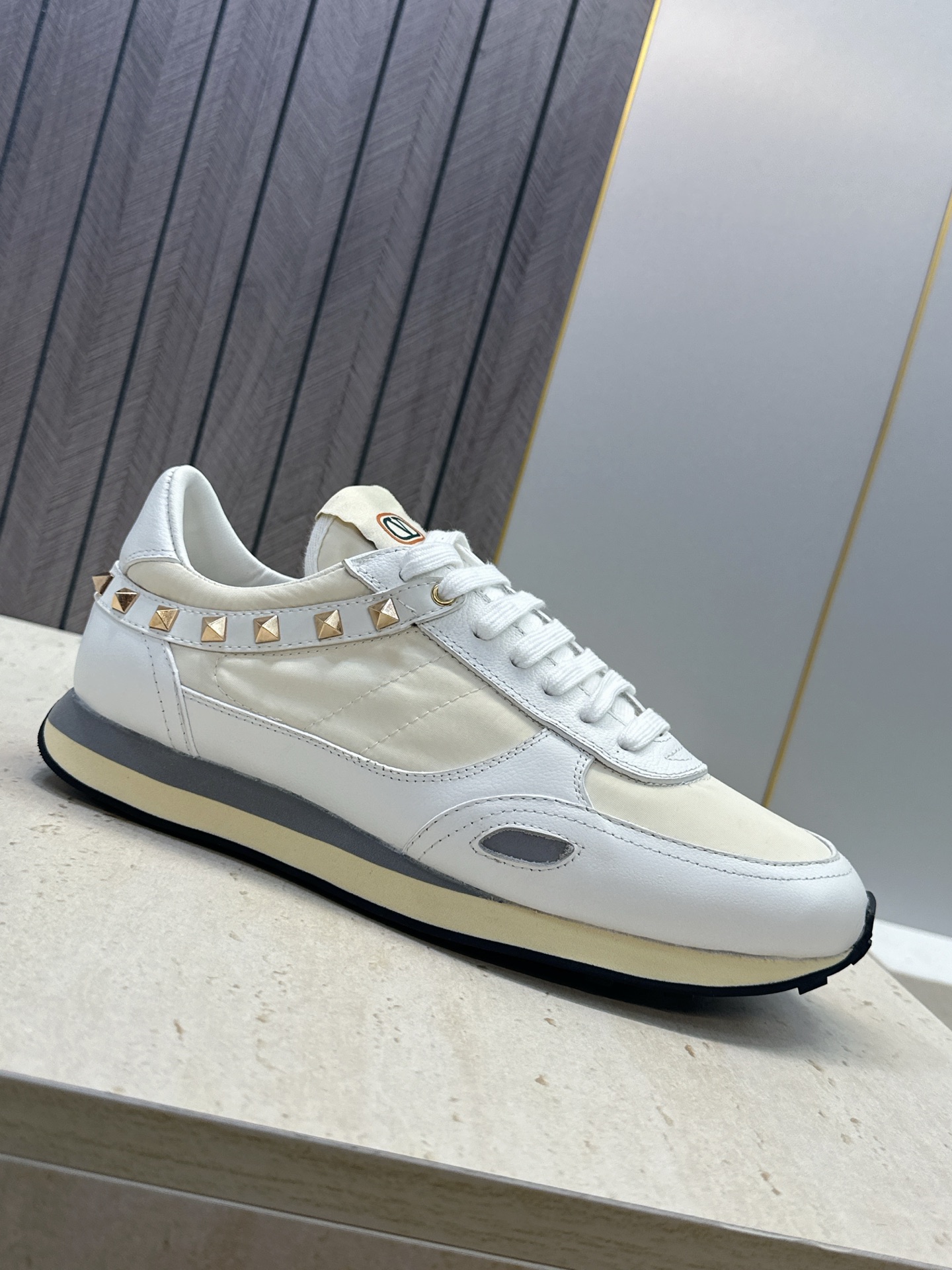 华伦天奴 VALENTINO 2026春夏情侣新款铆钉运动跑鞋 V家字母logo印花涂鸦厚底尖头拼色休闲老爹鞋 材质: 华伦天奴 VALENTINO 2026春夏情侣新款铆钉运动跑鞋 V家字母logo印花涂鸦厚底尖头拼色休闲老爹鞋 材质: