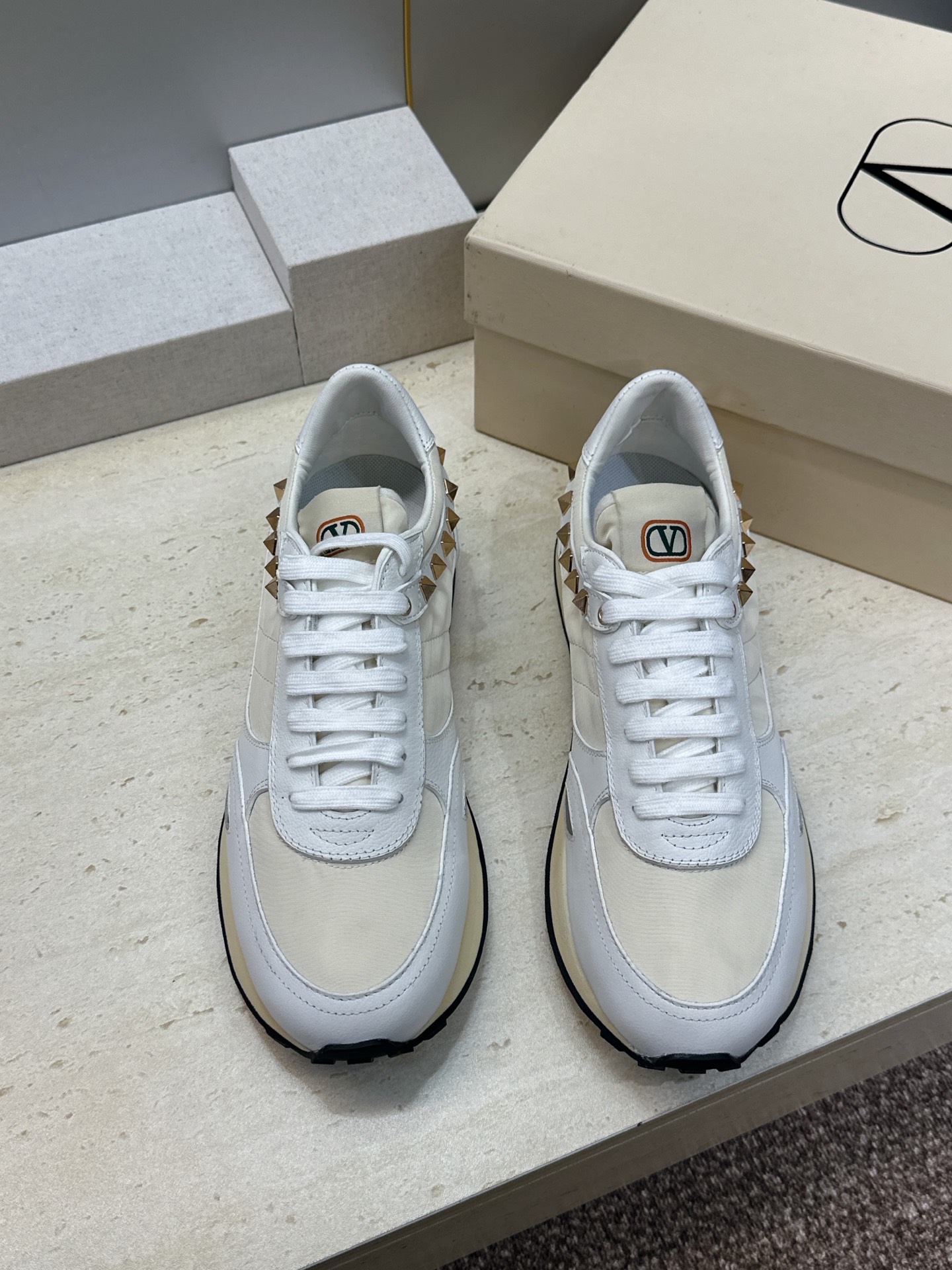 华伦天奴 VALENTINO 2026春夏情侣新款铆钉运动跑鞋 V家字母logo印花涂鸦厚底尖头拼色休闲老爹鞋 材质: 华伦天奴 VALENTINO 2026春夏情侣新款铆钉运动跑鞋 V家字母logo印花涂鸦厚底尖头拼色休闲老爹鞋 材质:
