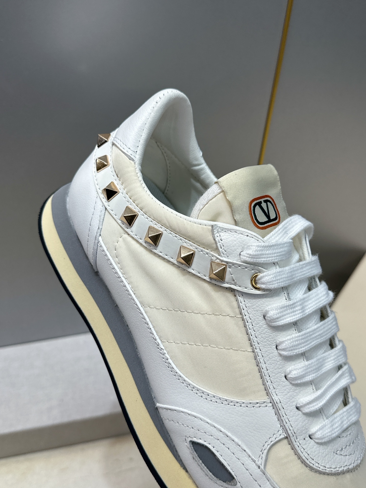 华伦天奴 VALENTINO 2026春夏情侣新款铆钉运动跑鞋 V家字母logo印花涂鸦厚底尖头拼色休闲老爹鞋 材质: 华伦天奴 VALENTINO 2026春夏情侣新款铆钉运动跑鞋 V家字母logo印花涂鸦厚底尖头拼色休闲老爹鞋 材质: