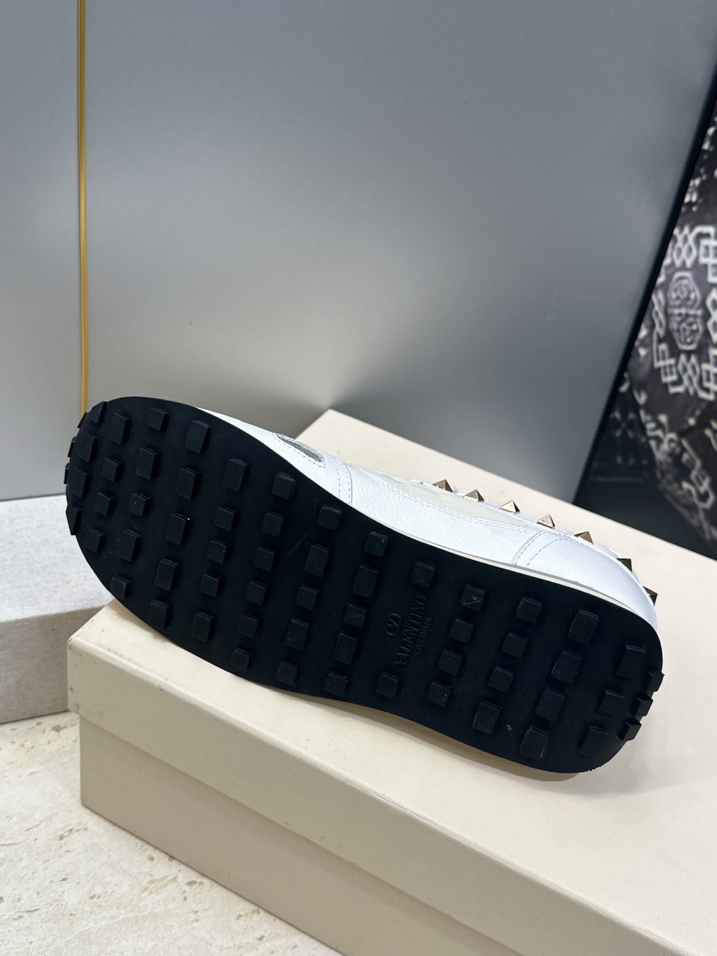 华伦天奴 VALENTINO 2026春夏情侣新款铆钉运动跑鞋 V家字母logo印花涂鸦厚底尖头拼色休闲老爹鞋 材质: 华伦天奴 VALENTINO 2026春夏情侣新款铆钉运动跑鞋 V家字母logo印花涂鸦厚底尖头拼色休闲老爹鞋 材质: