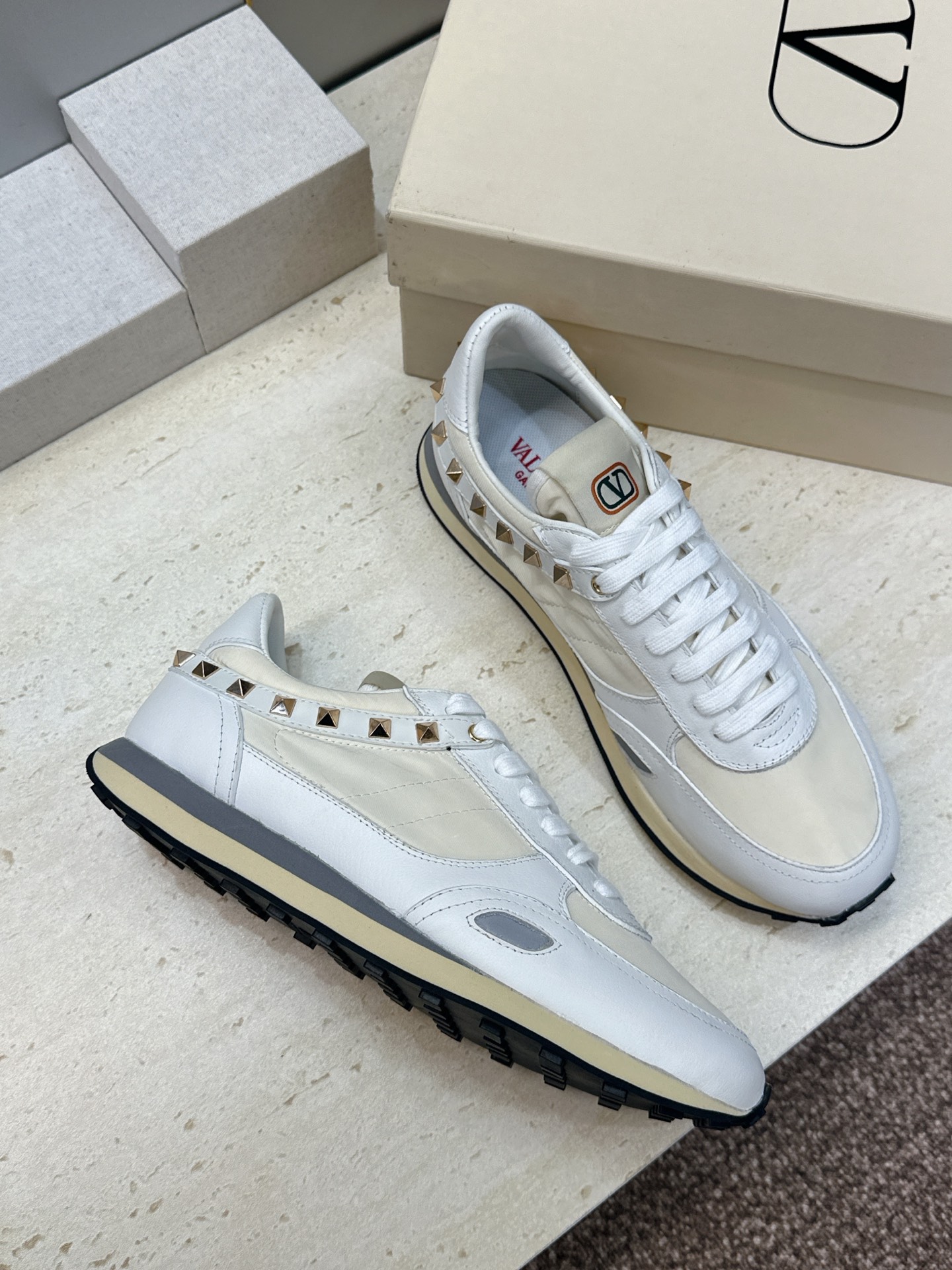 华伦天奴 VALENTINO 2026春夏情侣新款铆钉运动跑鞋 V家字母logo印花涂鸦厚底尖头拼色休闲老爹鞋 材质: 华伦天奴 VALENTINO 2026春夏情侣新款铆钉运动跑鞋 V家字母logo印花涂鸦厚底尖头拼色休闲老爹鞋 材质: